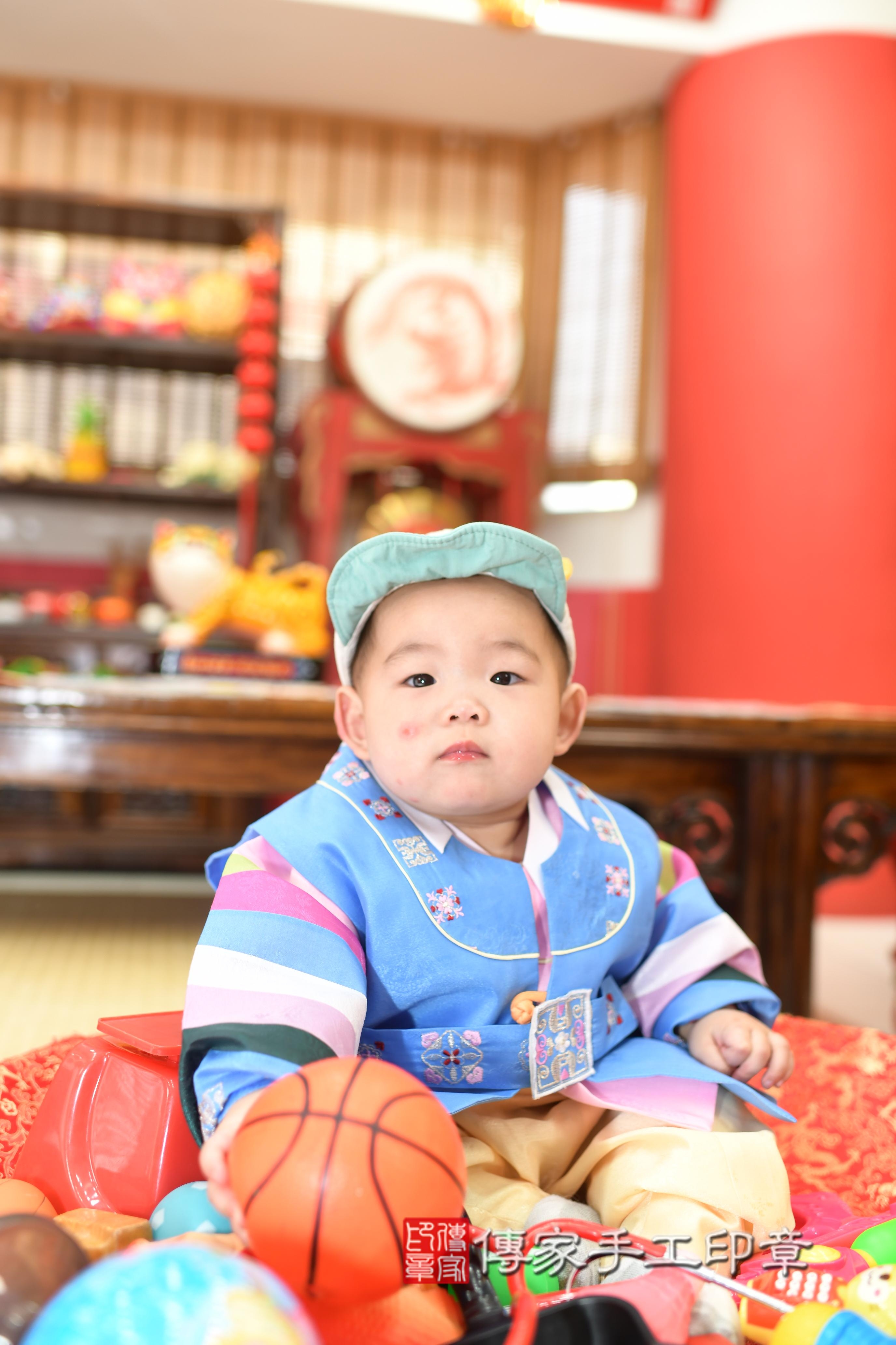 傳家手工印章高雄店、抓周、度脺、中國風會場、傳家嬰兒古禮、吉祥話、抓周道具物品24種、拍照。抓周證書。寶寶抓周、滿周歲、生日快樂、祝福 傳家手工印章高雄店、抓周、度脺、中國風會場、傳家嬰兒古禮、吉祥話、抓周道具物品24種、拍照。抓周證書。寶寶抓周、滿周歲、生日快樂、祝福