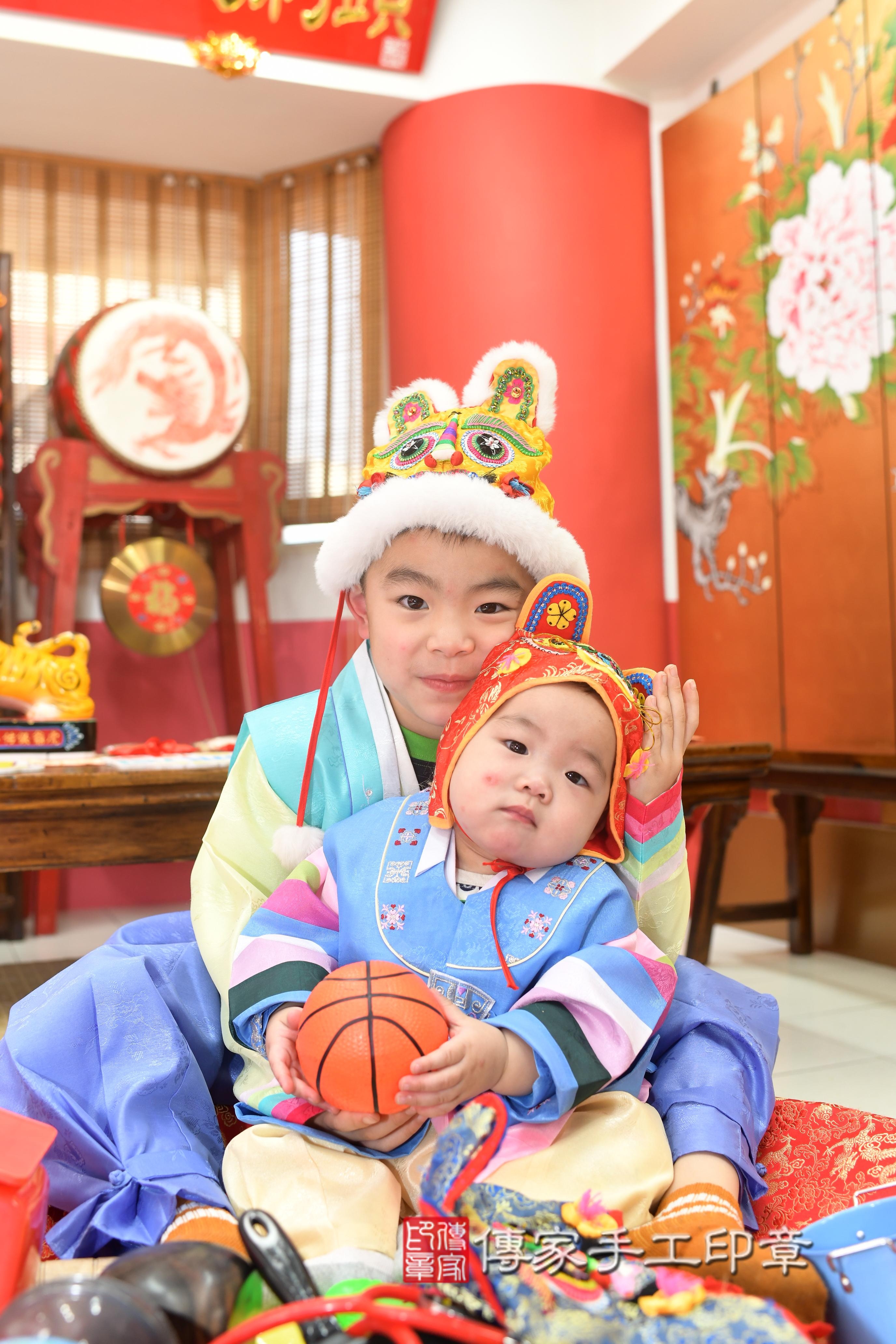 傳家手工印章高雄店、抓周、度脺、中國風會場、傳家嬰兒古禮、吉祥話、抓周道具物品24種、拍照。抓周證書。寶寶抓周、滿周歲、生日快樂、祝福 傳家手工印章高雄店、抓周、度脺、中國風會場、傳家嬰兒古禮、吉祥話、抓周道具物品24種、拍照。抓周證書。寶寶抓周、滿周歲、生日快樂、祝福