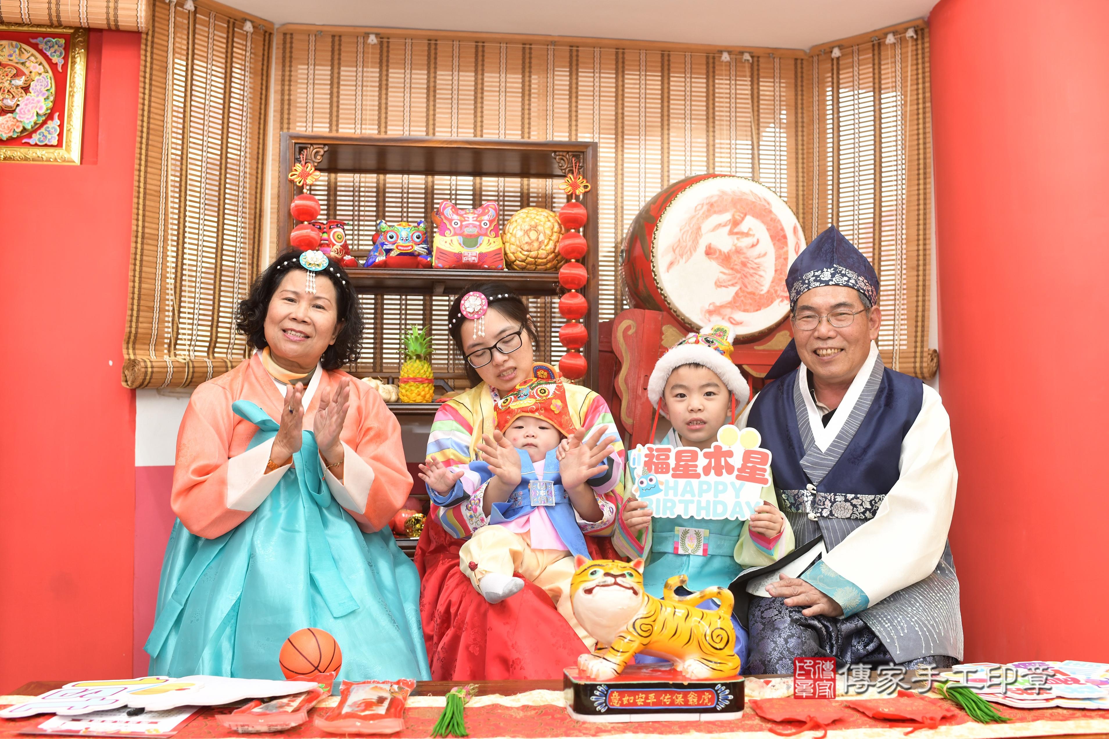 傳家手工印章高雄店、抓周、度脺、中國風會場、傳家嬰兒古禮、吉祥話、抓周道具物品24種、拍照。抓周證書。寶寶抓周、滿周歲、生日快樂、祝福 傳家手工印章高雄店、抓周、度脺、中國風會場、傳家嬰兒古禮、吉祥話、抓周道具物品24種、拍照。抓周證書。寶寶抓周、滿周歲、生日快樂、祝福