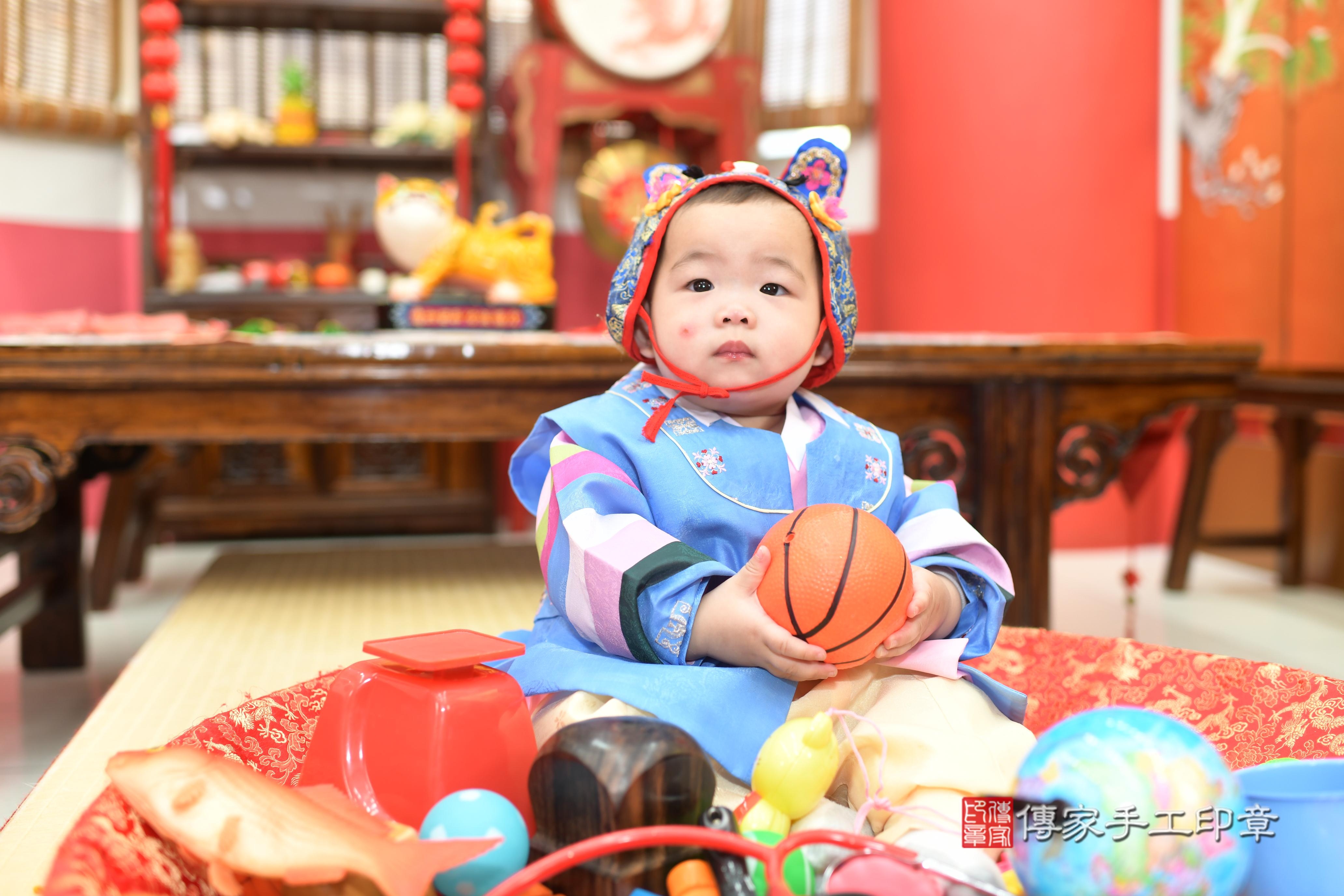 傳家手工印章高雄店、抓周、度脺、中國風會場、傳家嬰兒古禮、吉祥話、抓周道具物品24種、拍照。抓周證書。寶寶抓周、滿周歲、生日快樂、祝福 傳家手工印章高雄店、抓周、度脺、中國風會場、傳家嬰兒古禮、吉祥話、抓周道具物品24種、拍照。抓周證書。寶寶抓周、滿周歲、生日快樂、祝福