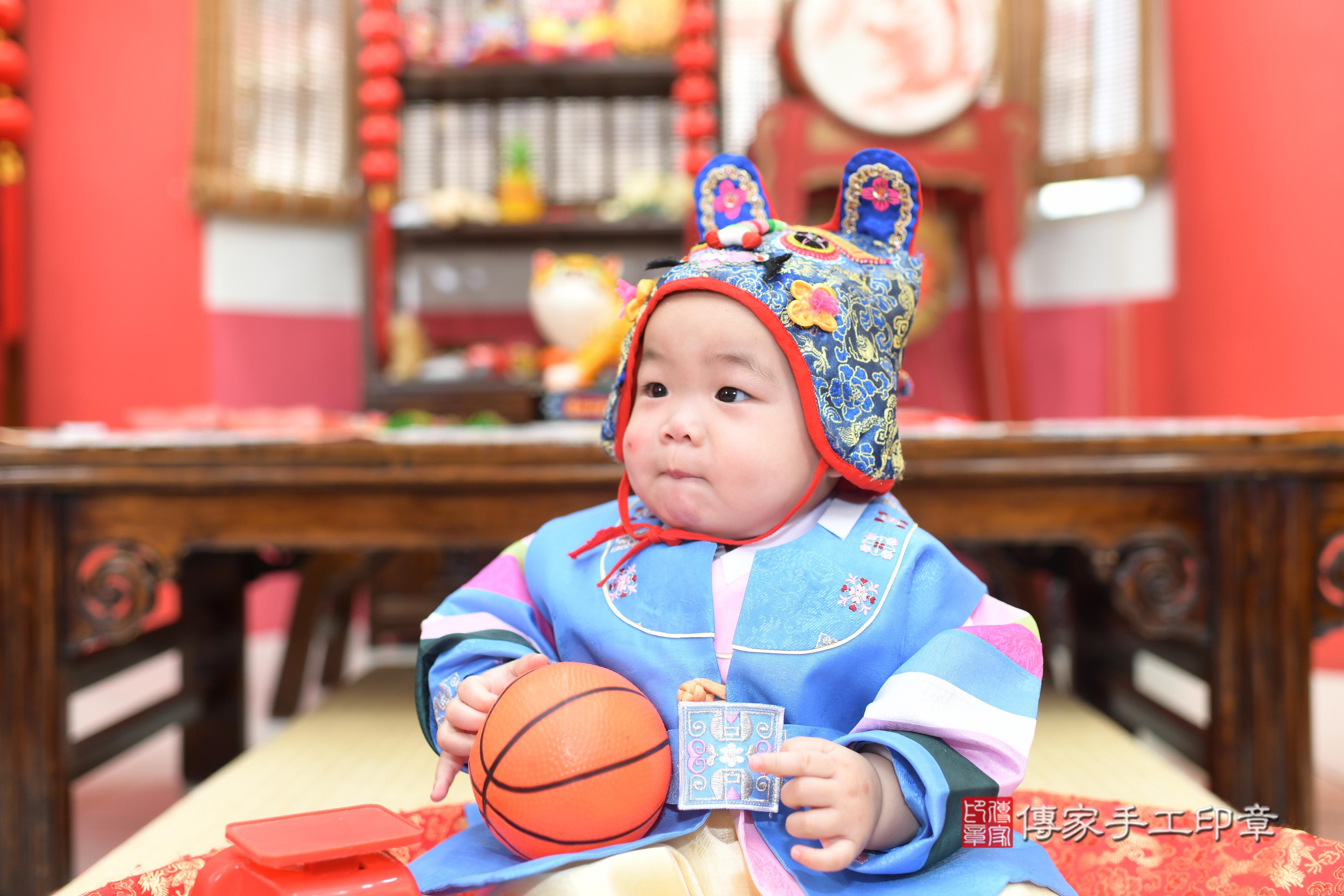 傳家手工印章高雄店、抓周、度脺、中國風會場、傳家嬰兒古禮、吉祥話、抓周道具物品24種、拍照。抓周證書。寶寶抓周、滿周歲、生日快樂、祝福 傳家手工印章高雄店、抓周、度脺、中國風會場、傳家嬰兒古禮、吉祥話、抓周道具物品24種、拍照。抓周證書。寶寶抓周、滿周歲、生日快樂、祝福