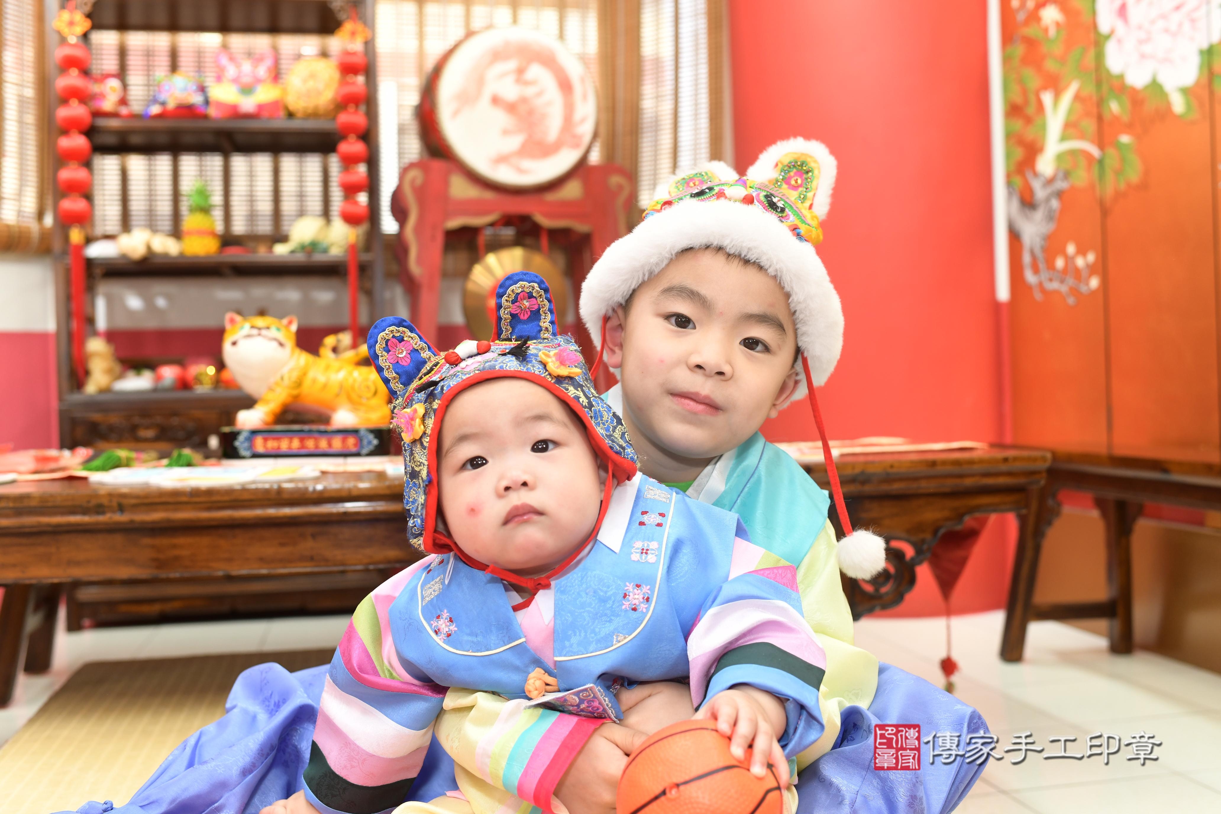 傳家手工印章高雄店、抓周、度脺、中國風會場、傳家嬰兒古禮、吉祥話、抓周道具物品24種、拍照。抓周證書。寶寶抓周、滿周歲、生日快樂、祝福 傳家手工印章高雄店、抓周、度脺、中國風會場、傳家嬰兒古禮、吉祥話、抓周道具物品24種、拍照。抓周證書。寶寶抓周、滿周歲、生日快樂、祝福