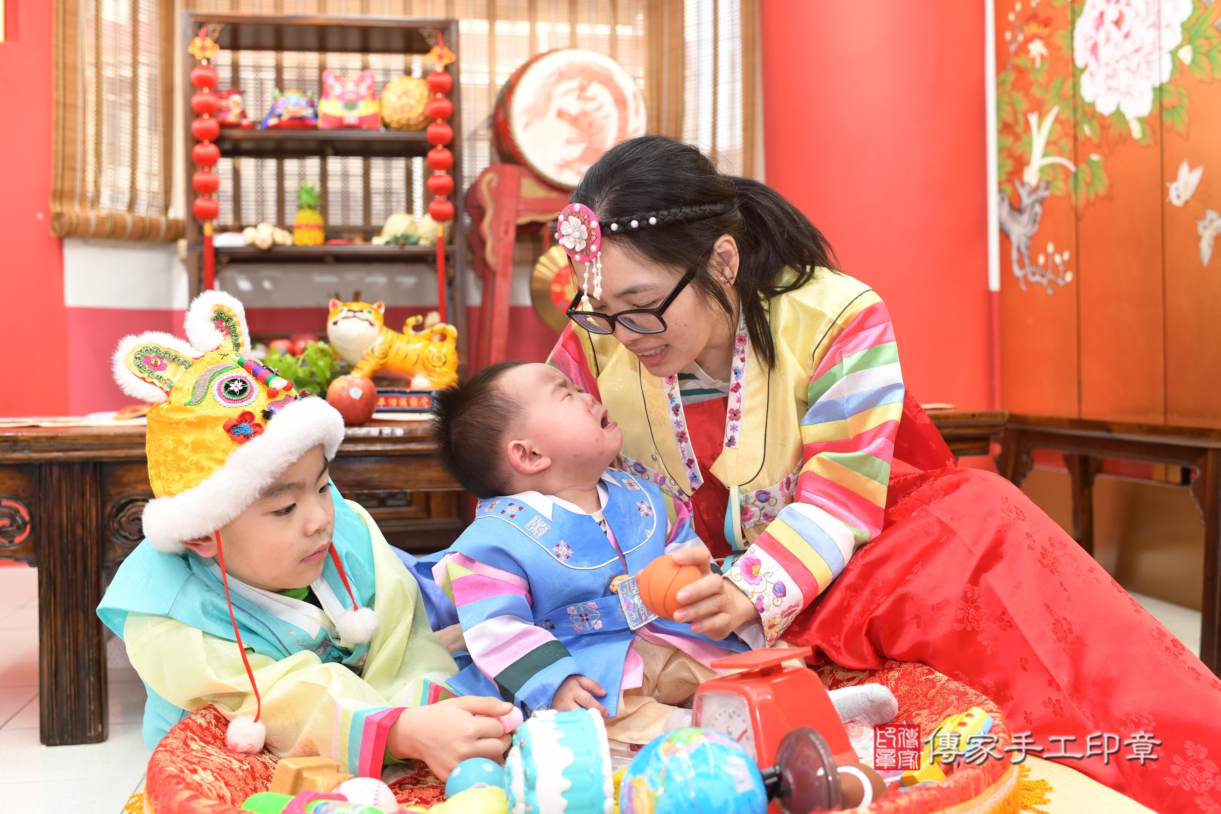 傳家手工印章高雄店、抓周、度脺、中國風會場、傳家嬰兒古禮、吉祥話、抓周道具物品24種、拍照。抓周證書。寶寶抓周、滿周歲、生日快樂、祝福 傳家手工印章高雄店、抓周、度脺、中國風會場、傳家嬰兒古禮、吉祥話、抓周道具物品24種、拍照。抓周證書。寶寶抓周、滿周歲、生日快樂、祝福