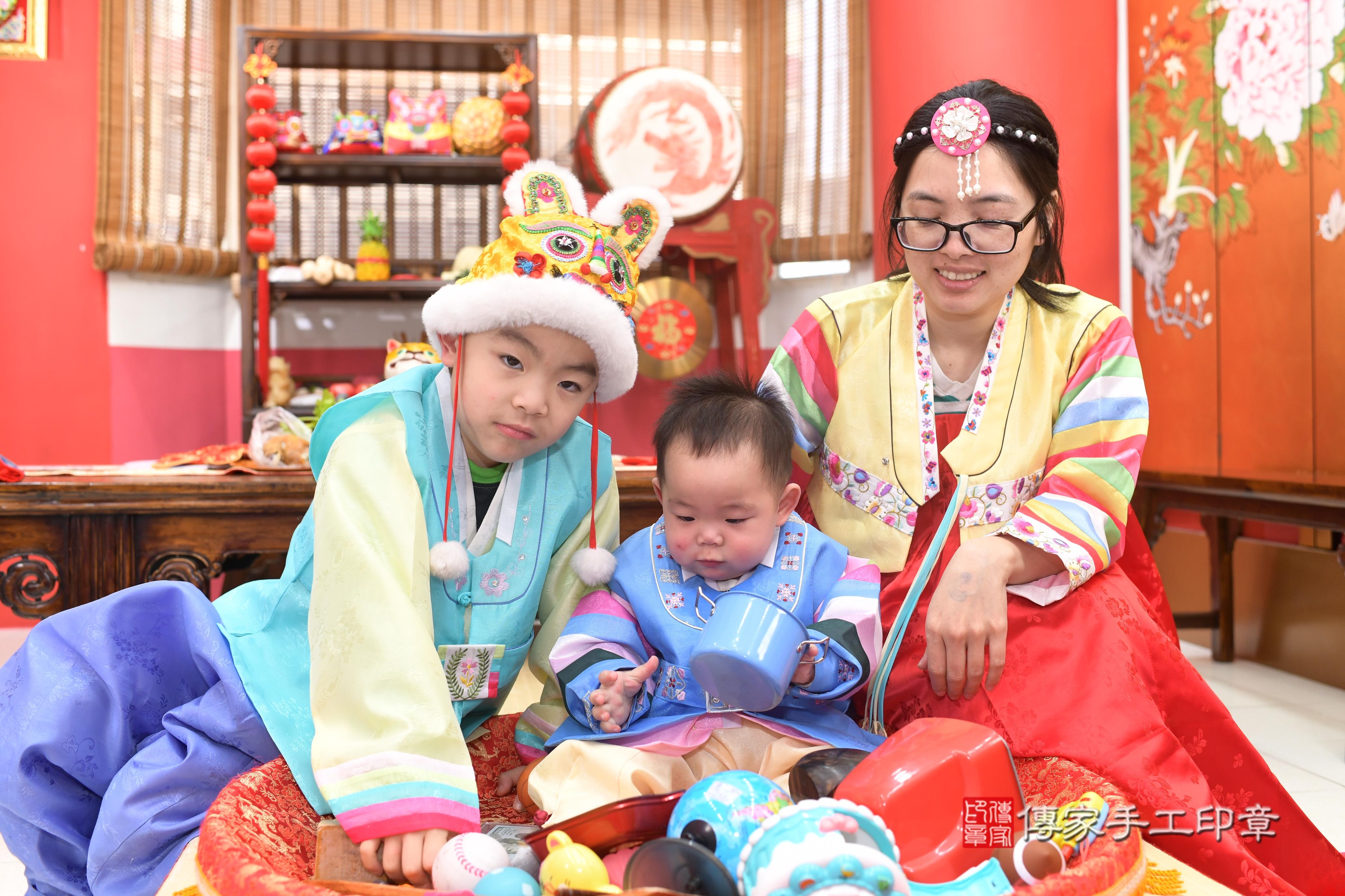 傳家手工印章高雄店、抓周、度脺、中國風會場、傳家嬰兒古禮、吉祥話、抓周道具物品24種、拍照。抓周證書。寶寶抓周、滿周歲、生日快樂、祝福 傳家手工印章高雄店、抓周、度脺、中國風會場、傳家嬰兒古禮、吉祥話、抓周道具物品24種、拍照。抓周證書。寶寶抓周、滿周歲、生日快樂、祝福