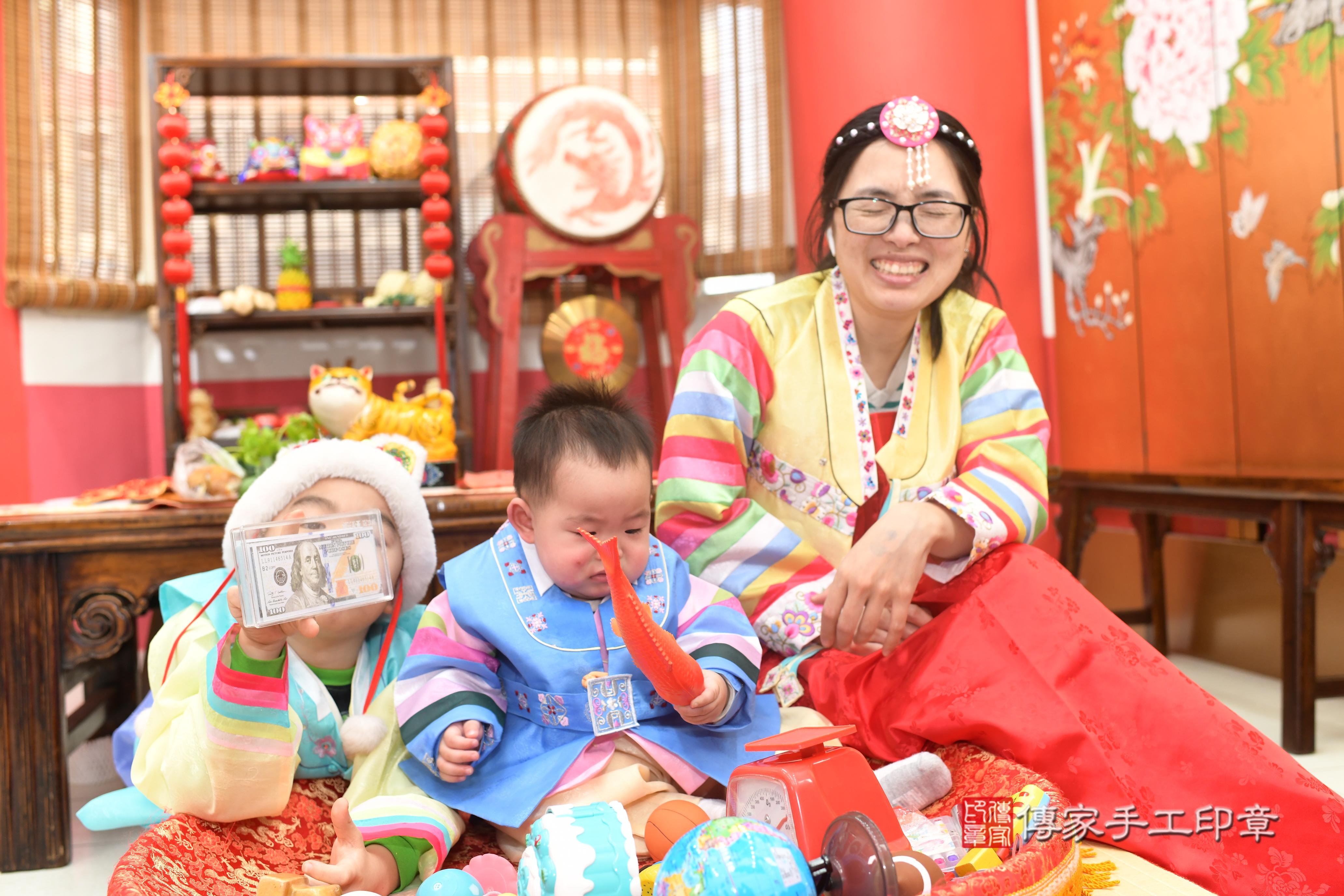 傳家手工印章高雄店、抓周、度脺、中國風會場、傳家嬰兒古禮、吉祥話、抓周道具物品24種、拍照。抓周證書。寶寶抓周、滿周歲、生日快樂、祝福 傳家手工印章高雄店、抓周、度脺、中國風會場、傳家嬰兒古禮、吉祥話、抓周道具物品24種、拍照。抓周證書。寶寶抓周、滿周歲、生日快樂、祝福