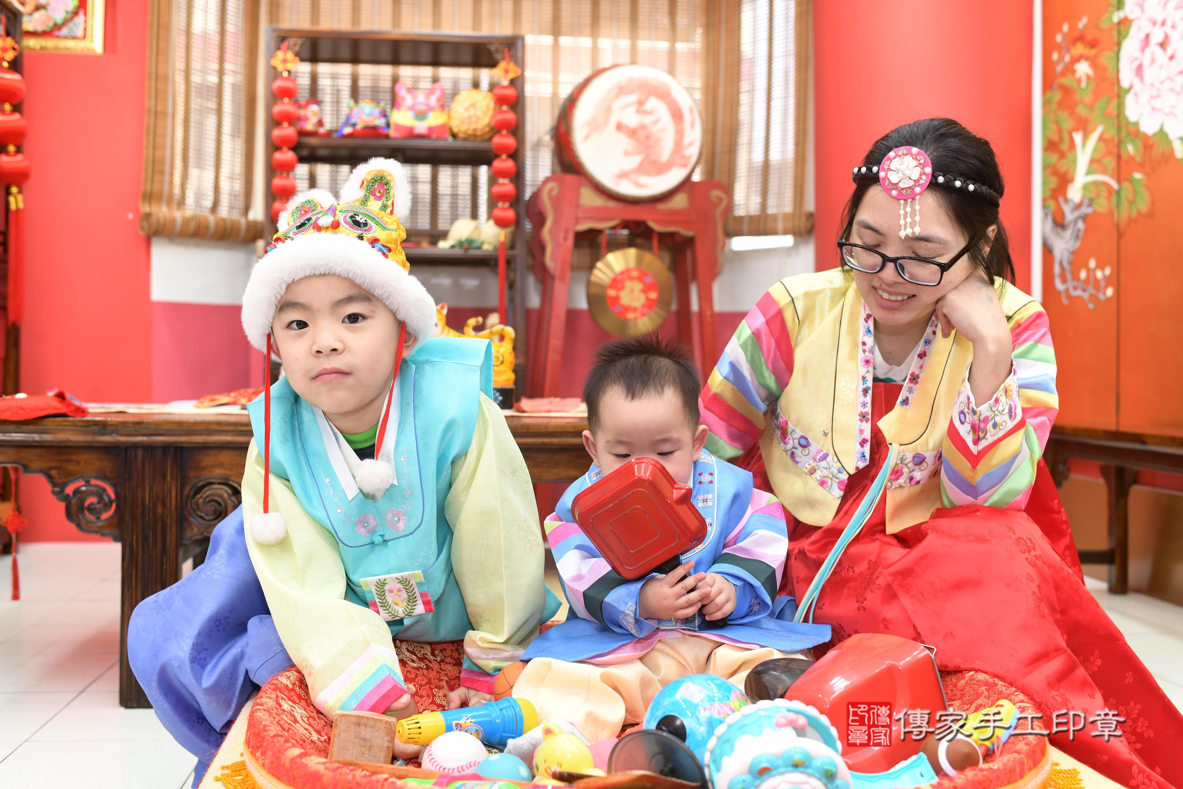 傳家手工印章高雄店、抓周、度脺、中國風會場、傳家嬰兒古禮、吉祥話、抓周道具物品24種、拍照。抓周證書。寶寶抓周、滿周歲、生日快樂、祝福 傳家手工印章高雄店、抓周、度脺、中國風會場、傳家嬰兒古禮、吉祥話、抓周道具物品24種、拍照。抓周證書。寶寶抓周、滿周歲、生日快樂、祝福