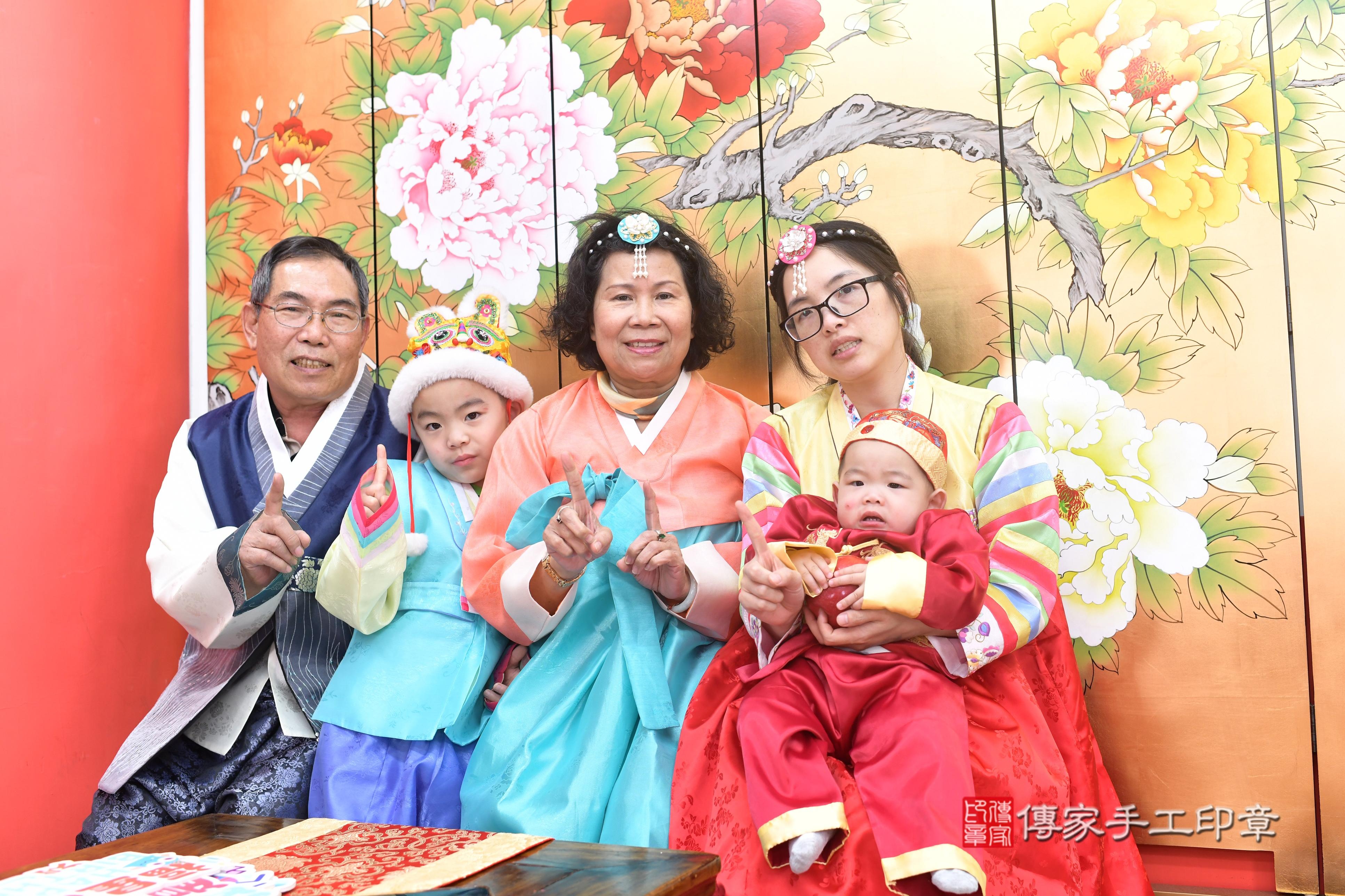 傳家手工印章高雄店、抓周、度脺、中國風會場、傳家嬰兒古禮、吉祥話、抓周道具物品24種、拍照。抓周證書。寶寶抓周、滿周歲、生日快樂、祝福 傳家手工印章高雄店、抓周、度脺、中國風會場、傳家嬰兒古禮、吉祥話、抓周道具物品24種、拍照。抓周證書。寶寶抓周、滿周歲、生日快樂、祝福