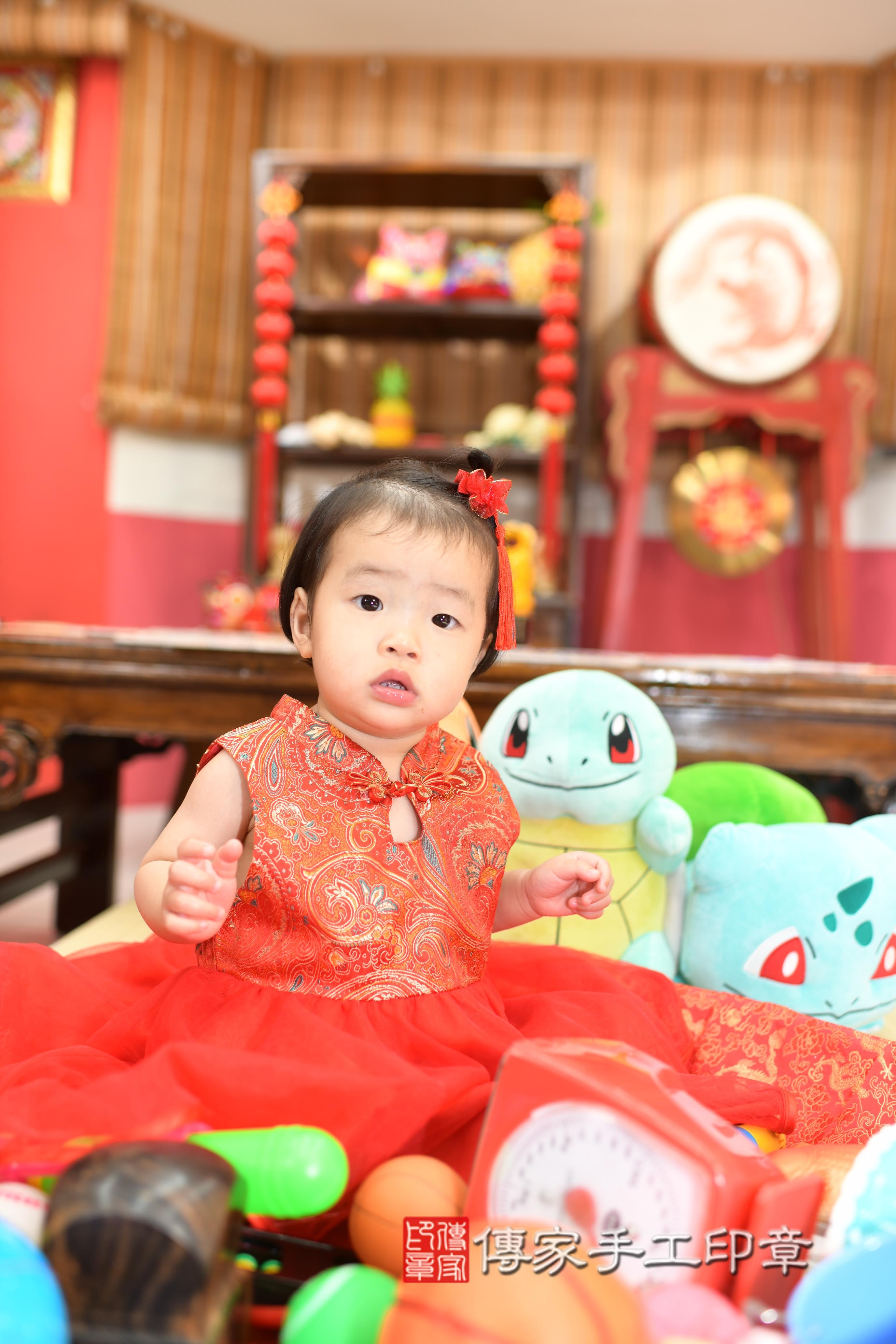 傳家手工印章高雄店、抓周、度脺、中國風會場、傳家嬰兒古禮、吉祥話、抓周道具物品24種、拍照。抓周證書。寶寶抓周、滿周歲、生日快樂、祝福 傳家手工印章高雄店、抓周、度脺、中國風會場、傳家嬰兒古禮、吉祥話、抓周道具物品24種、拍照。抓周證書。寶寶抓周、滿周歲、生日快樂、祝福