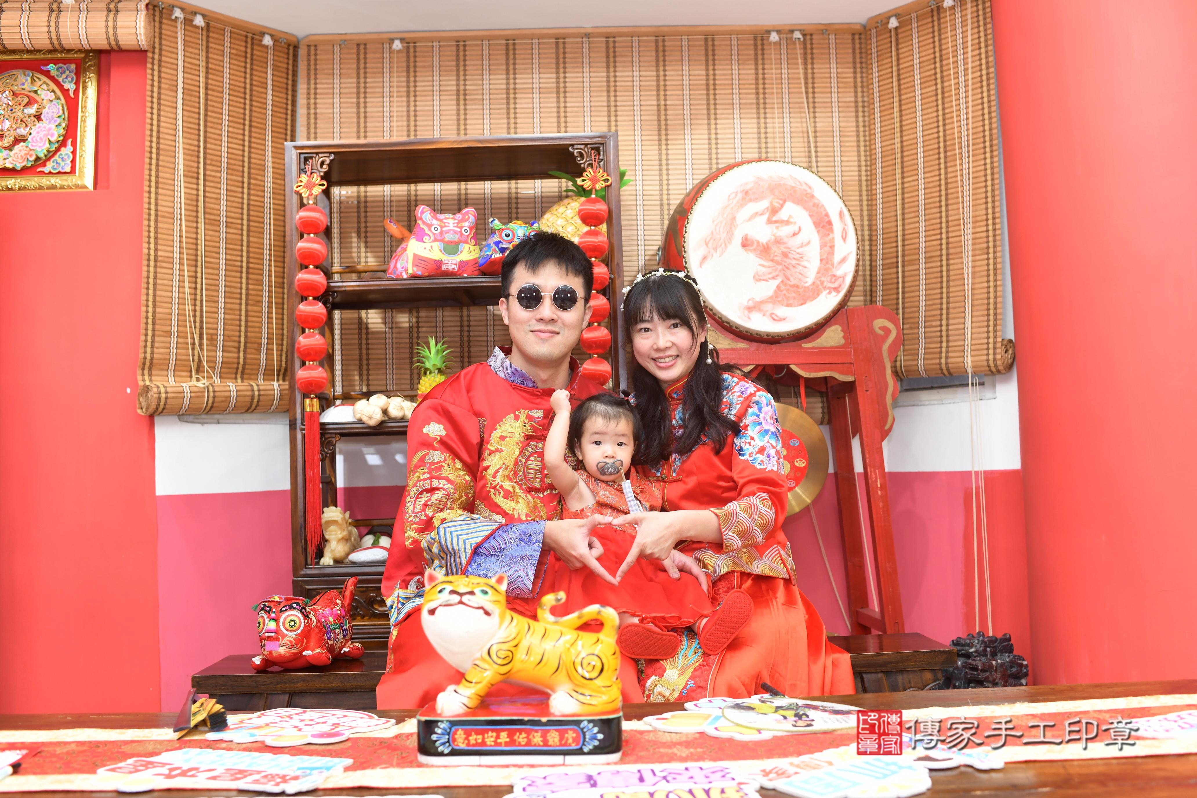 傳家手工印章高雄店、抓周、度脺、中國風會場、傳家嬰兒古禮、吉祥話、抓周道具物品24種、拍照。抓周證書。寶寶抓周、滿周歲、生日快樂、祝福 傳家手工印章高雄店、抓周、度脺、中國風會場、傳家嬰兒古禮、吉祥話、抓周道具物品24種、拍照。抓周證書。寶寶抓周、滿周歲、生日快樂、祝福