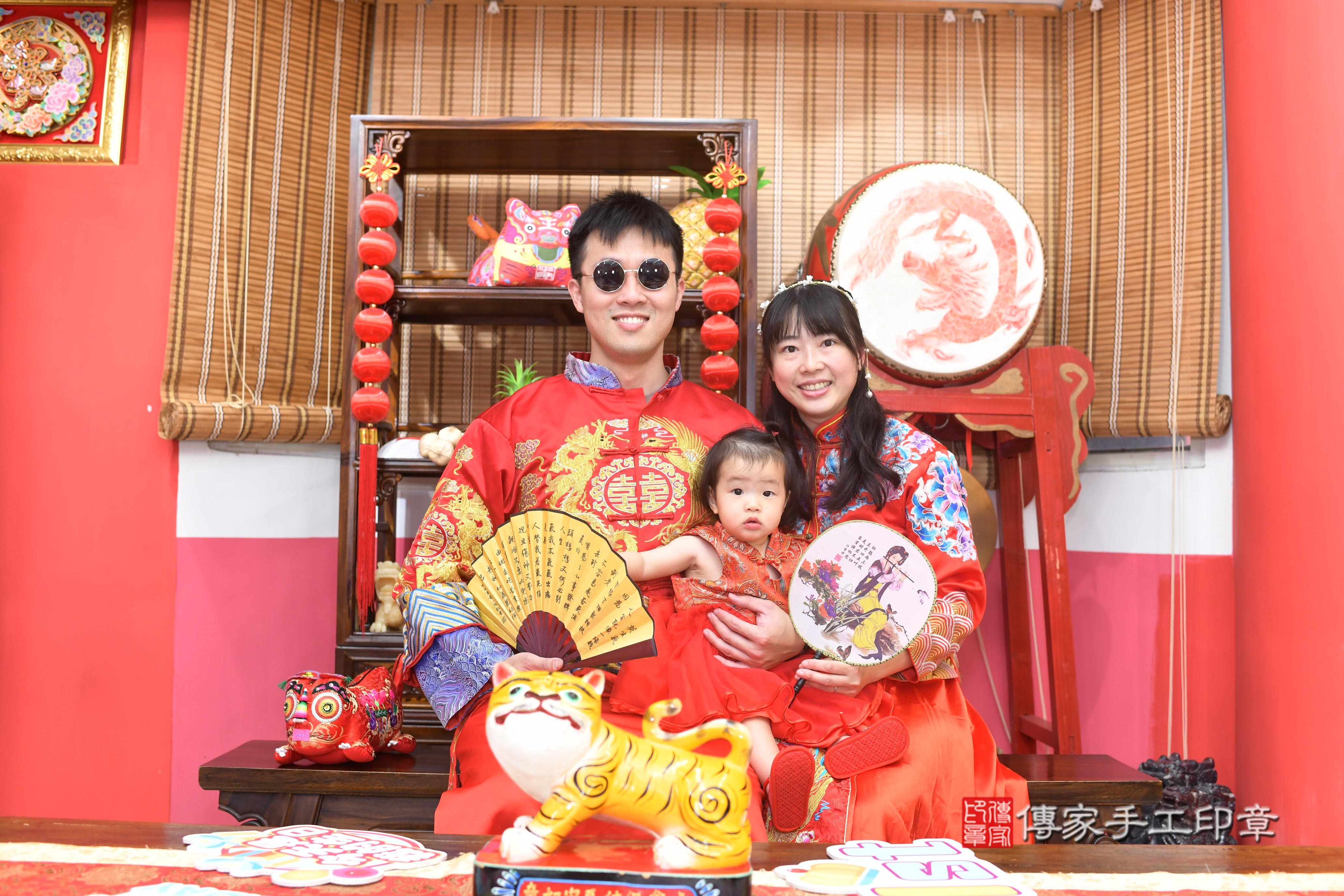 傳家手工印章高雄店、抓周、度脺、中國風會場、傳家嬰兒古禮、吉祥話、抓周道具物品24種、拍照。抓周證書。寶寶抓周、滿周歲、生日快樂、祝福 傳家手工印章高雄店、抓周、度脺、中國風會場、傳家嬰兒古禮、吉祥話、抓周道具物品24種、拍照。抓周證書。寶寶抓周、滿周歲、生日快樂、祝福