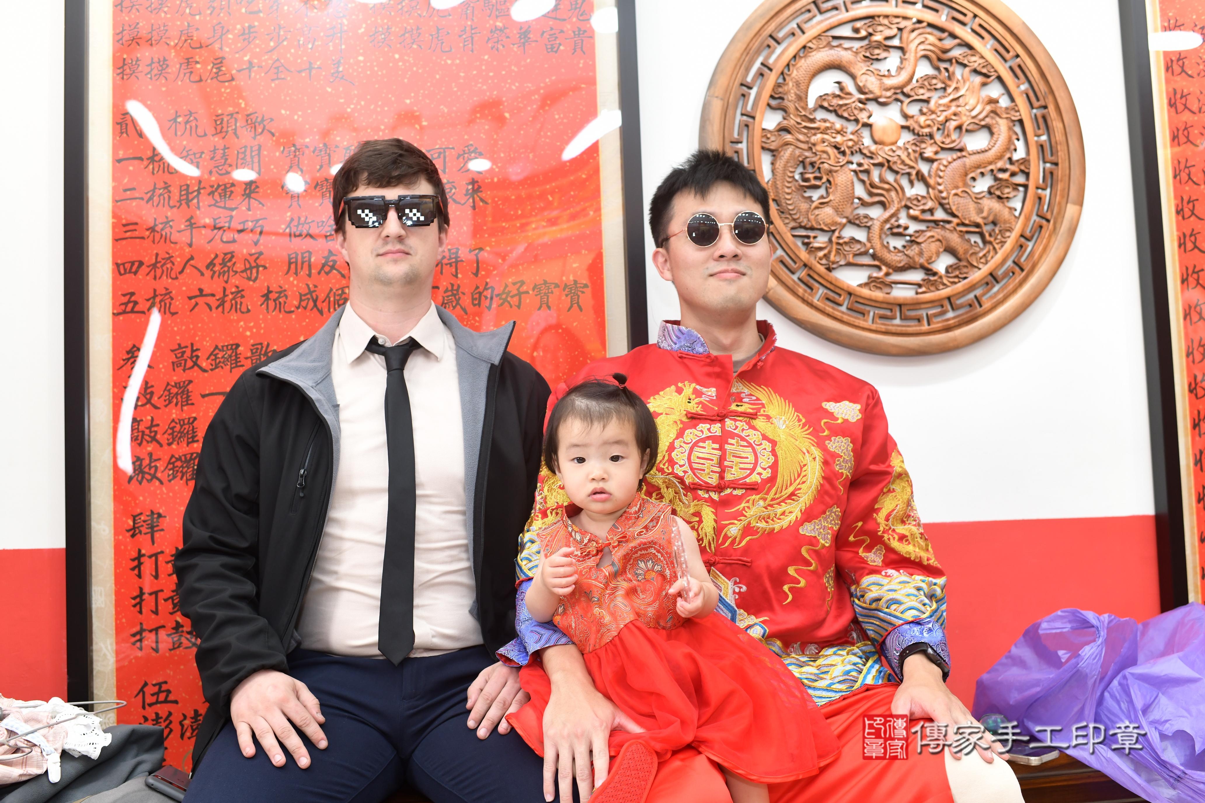 傳家手工印章高雄店、抓周、度脺、中國風會場、傳家嬰兒古禮、吉祥話、抓周道具物品24種、拍照。抓周證書。寶寶抓周、滿周歲、生日快樂、祝福 傳家手工印章高雄店、抓周、度脺、中國風會場、傳家嬰兒古禮、吉祥話、抓周道具物品24種、拍照。抓周證書。寶寶抓周、滿周歲、生日快樂、祝福