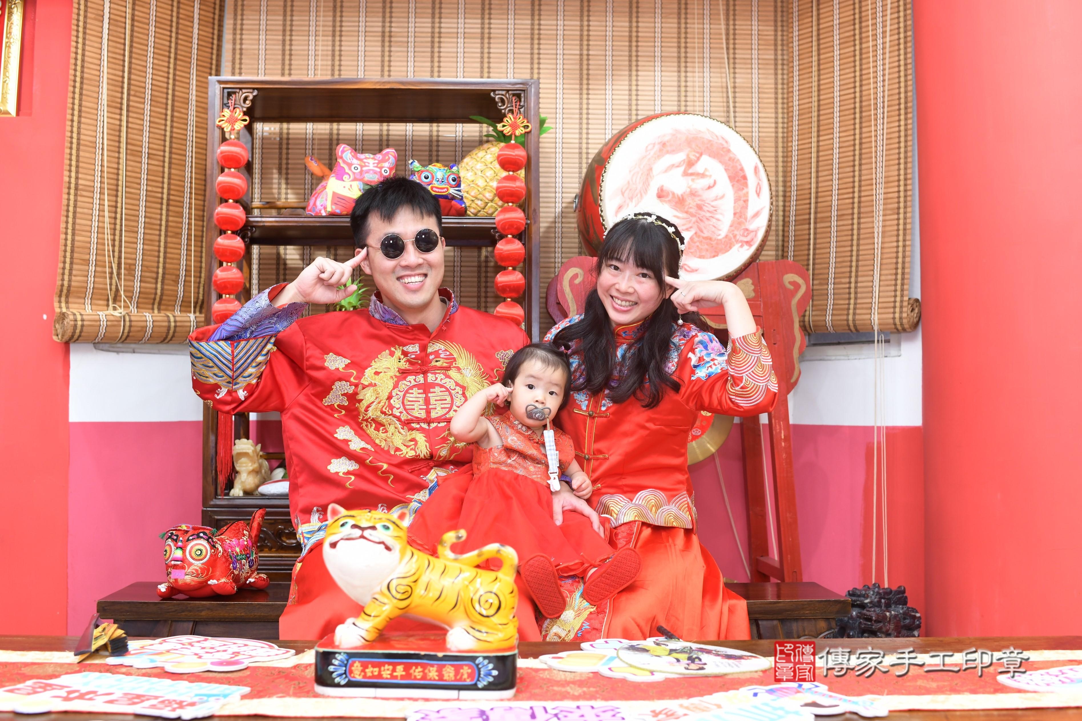 傳家手工印章高雄店、抓周、度脺、中國風會場、傳家嬰兒古禮、吉祥話、抓周道具物品24種、拍照。抓周證書。寶寶抓周、滿周歲、生日快樂、祝福 傳家手工印章高雄店、抓周、度脺、中國風會場、傳家嬰兒古禮、吉祥話、抓周道具物品24種、拍照。抓周證書。寶寶抓周、滿周歲、生日快樂、祝福