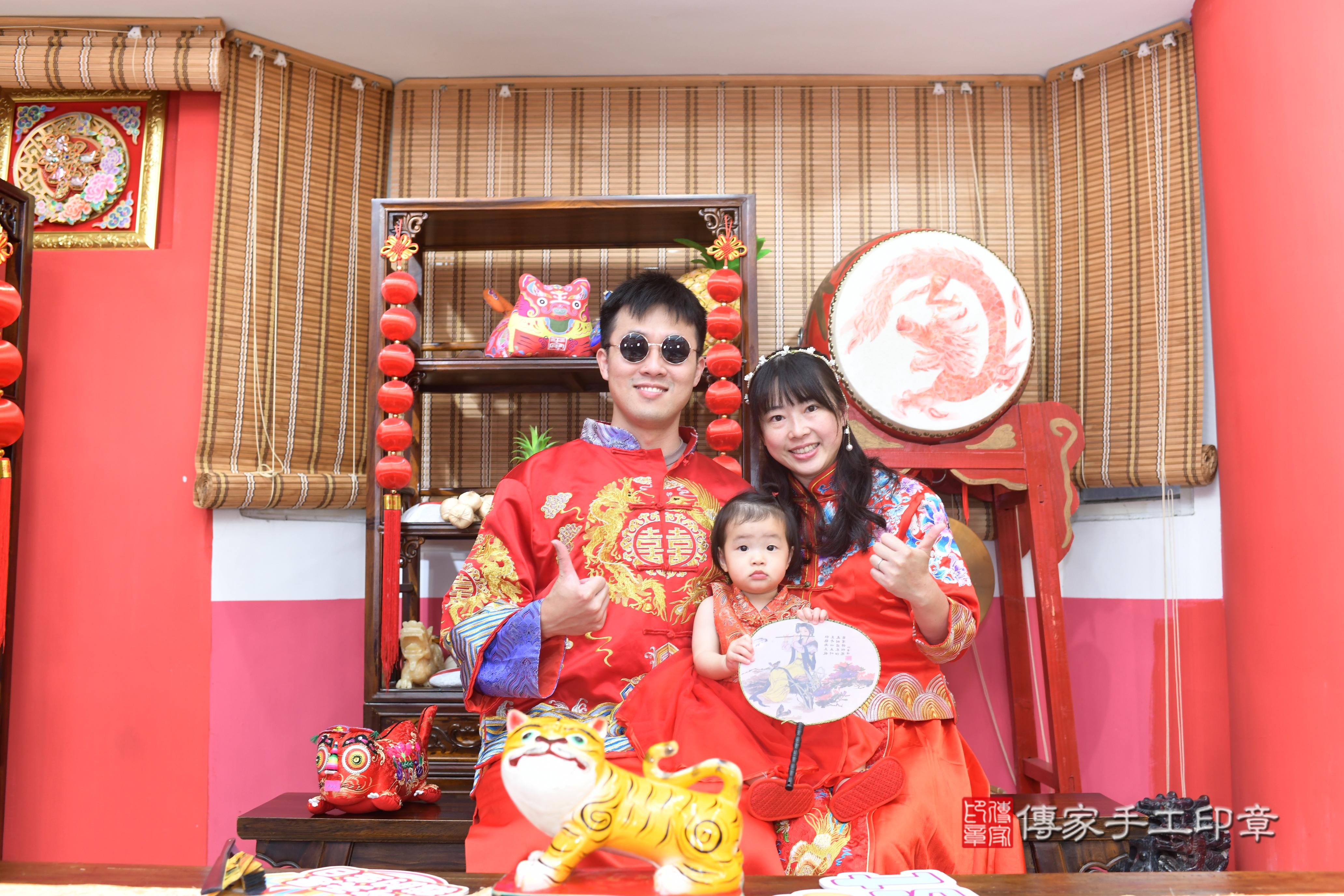 傳家手工印章高雄店、抓周、度脺、中國風會場、傳家嬰兒古禮、吉祥話、抓周道具物品24種、拍照。抓周證書。寶寶抓周、滿周歲、生日快樂、祝福 傳家手工印章高雄店、抓周、度脺、中國風會場、傳家嬰兒古禮、吉祥話、抓周道具物品24種、拍照。抓周證書。寶寶抓周、滿周歲、生日快樂、祝福