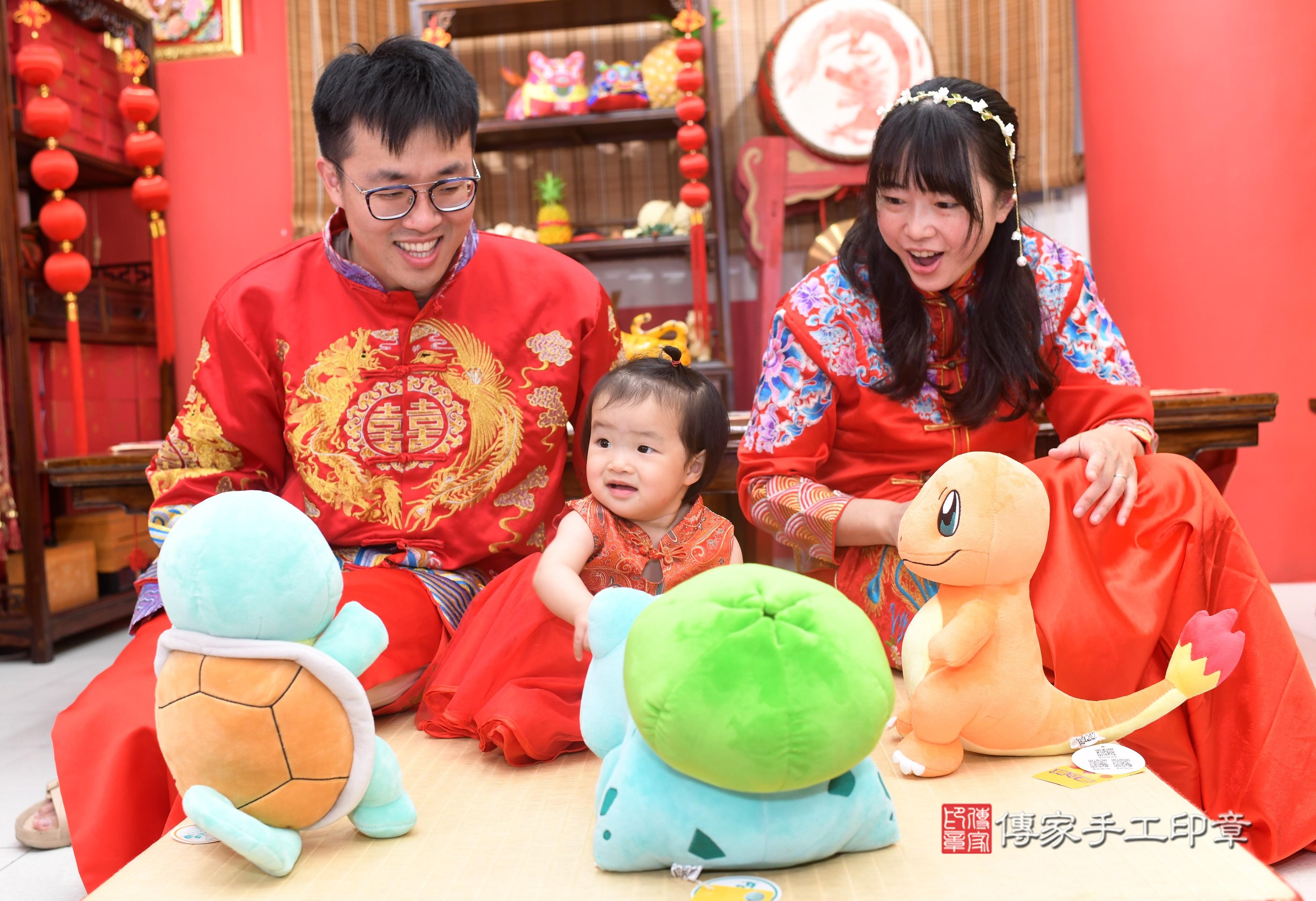 傳家手工印章高雄店、抓周、度脺、中國風會場、傳家嬰兒古禮、吉祥話、抓周道具物品24種、拍照。抓周證書。寶寶抓周、滿周歲、生日快樂、祝福 傳家手工印章高雄店、抓周、度脺、中國風會場、傳家嬰兒古禮、吉祥話、抓周道具物品24種、拍照。抓周證書。寶寶抓周、滿周歲、生日快樂、祝福