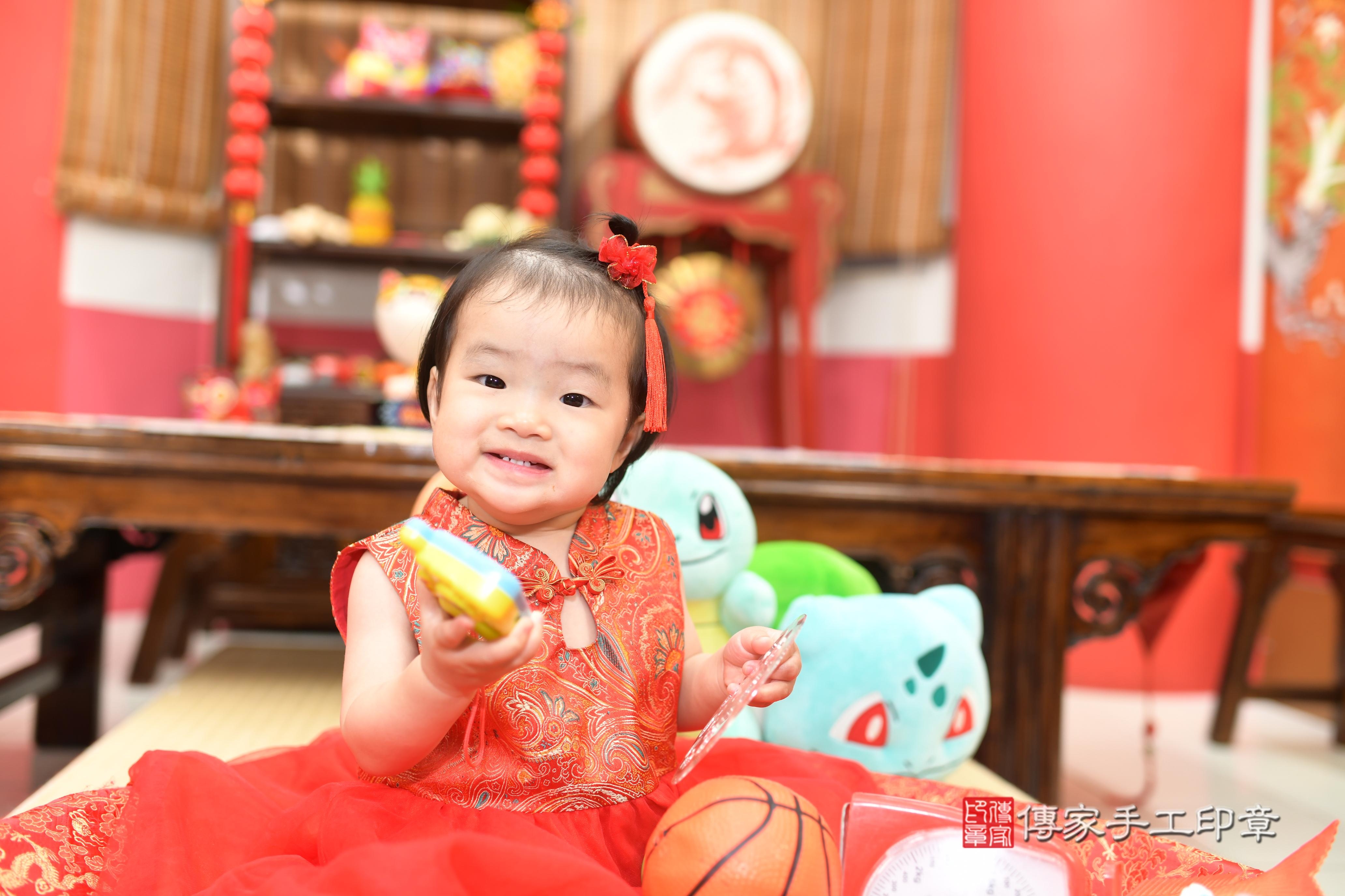 傳家手工印章高雄店、抓周、度脺、中國風會場、傳家嬰兒古禮、吉祥話、抓周道具物品24種、拍照。抓周證書。寶寶抓周、滿周歲、生日快樂、祝福 傳家手工印章高雄店、抓周、度脺、中國風會場、傳家嬰兒古禮、吉祥話、抓周道具物品24種、拍照。抓周證書。寶寶抓周、滿周歲、生日快樂、祝福