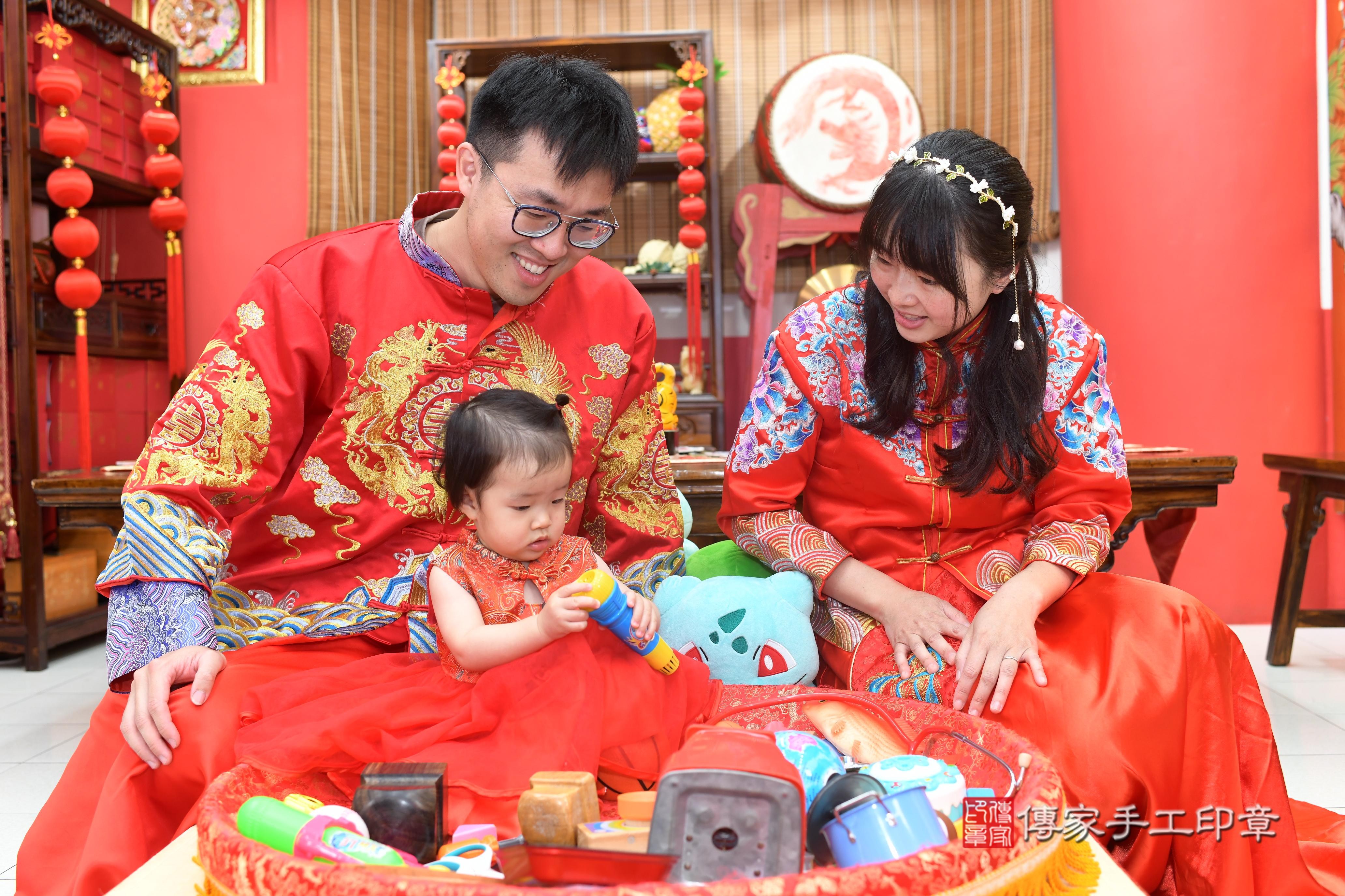 傳家手工印章高雄店、抓周、度脺、中國風會場、傳家嬰兒古禮、吉祥話、抓周道具物品24種、拍照。抓周證書。寶寶抓周、滿周歲、生日快樂、祝福 傳家手工印章高雄店、抓周、度脺、中國風會場、傳家嬰兒古禮、吉祥話、抓周道具物品24種、拍照。抓周證書。寶寶抓周、滿周歲、生日快樂、祝福