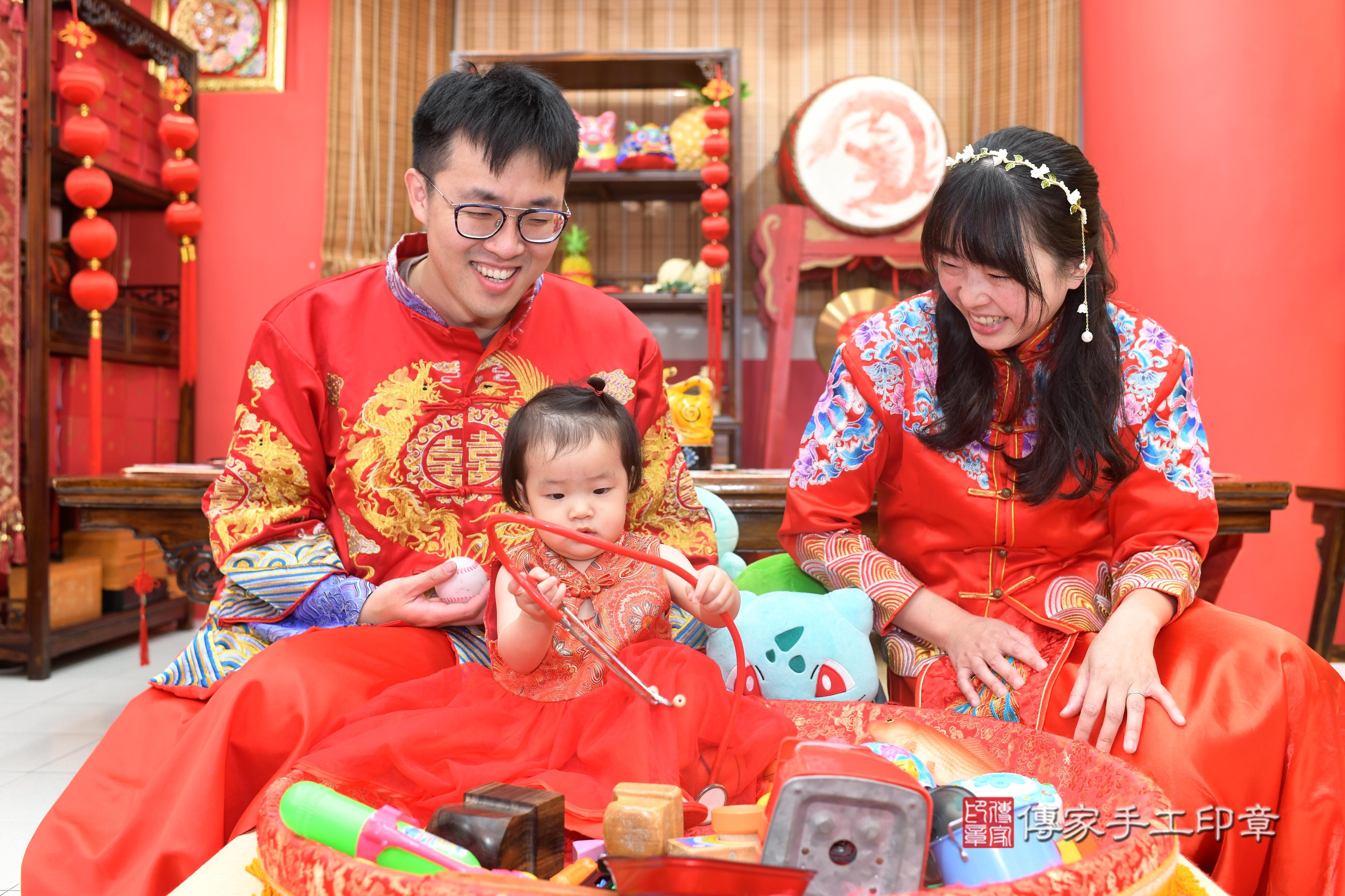 傳家手工印章高雄店、抓周、度脺、中國風會場、傳家嬰兒古禮、吉祥話、抓周道具物品24種、拍照。抓周證書。寶寶抓周、滿周歲、生日快樂、祝福 傳家手工印章高雄店、抓周、度脺、中國風會場、傳家嬰兒古禮、吉祥話、抓周道具物品24種、拍照。抓周證書。寶寶抓周、滿周歲、生日快樂、祝福