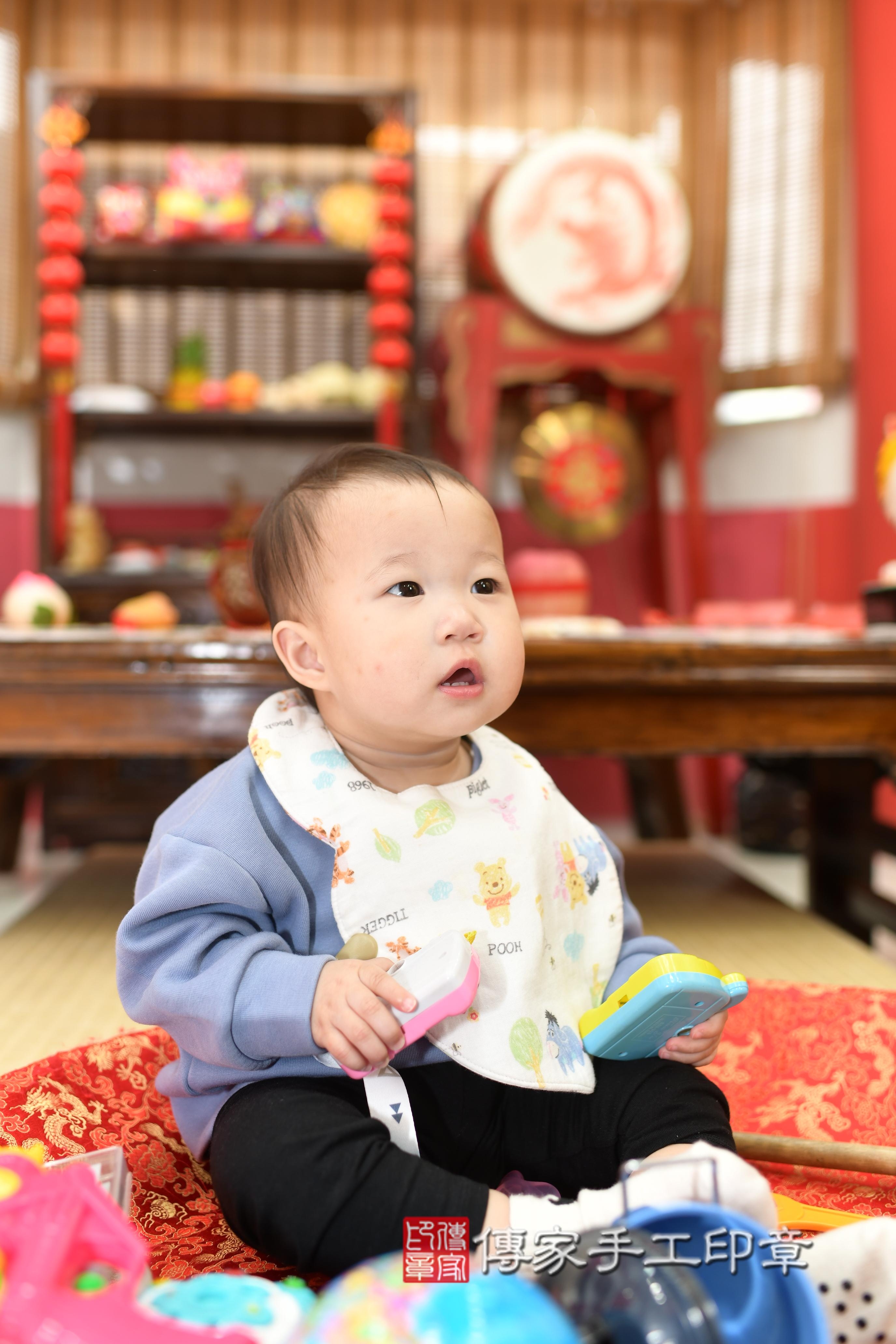 傳家手工印章高雄店、抓周、度脺、中國風會場、傳家嬰兒古禮、吉祥話、抓周道具物品24種、拍照。抓周證書。寶寶抓周、滿周歲、生日快樂、祝福 傳家手工印章高雄店、抓周、度脺、中國風會場、傳家嬰兒古禮、吉祥話、抓周道具物品24種、拍照。抓周證書。寶寶抓周、滿周歲、生日快樂、祝福