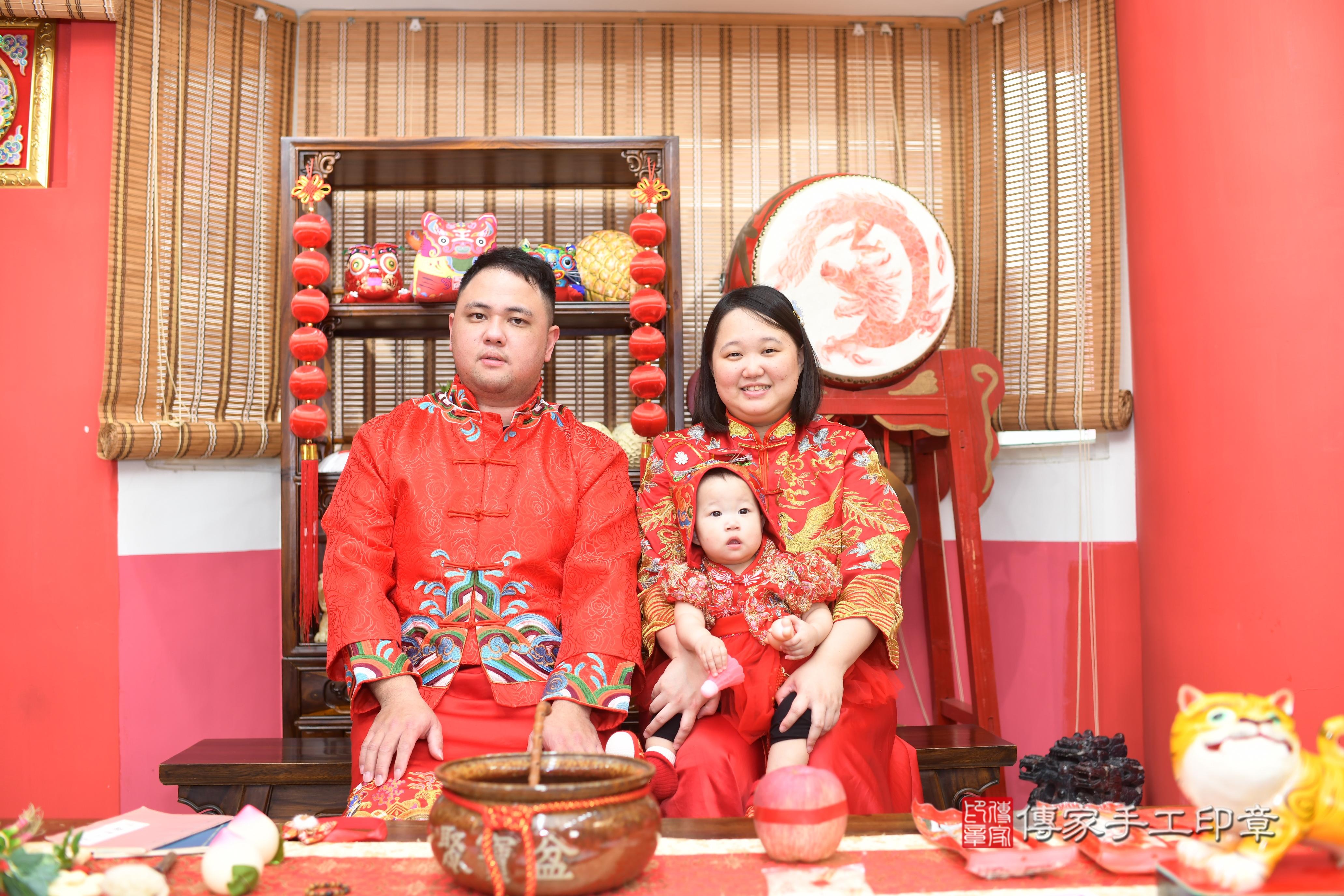 傳家手工印章高雄店、抓周、度脺、中國風會場、傳家嬰兒古禮、吉祥話、抓周道具物品24種、拍照。抓周證書。寶寶抓周、滿周歲、生日快樂、祝福 傳家手工印章高雄店、抓周、度脺、中國風會場、傳家嬰兒古禮、吉祥話、抓周道具物品24種、拍照。抓周證書。寶寶抓周、滿周歲、生日快樂、祝福