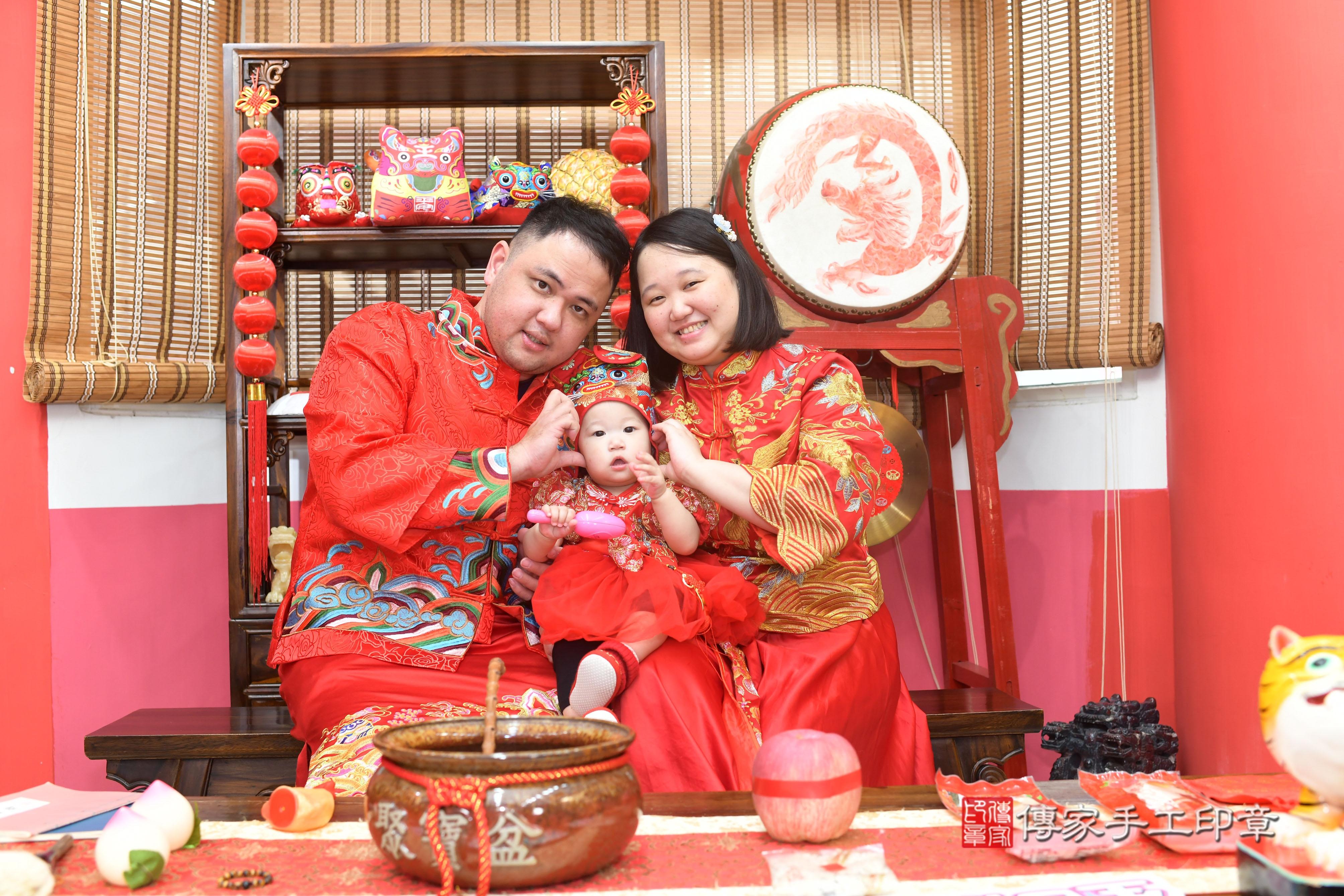 傳家手工印章高雄店、抓周、度脺、中國風會場、傳家嬰兒古禮、吉祥話、抓周道具物品24種、拍照。抓周證書。寶寶抓周、滿周歲、生日快樂、祝福 傳家手工印章高雄店、抓周、度脺、中國風會場、傳家嬰兒古禮、吉祥話、抓周道具物品24種、拍照。抓周證書。寶寶抓周、滿周歲、生日快樂、祝福