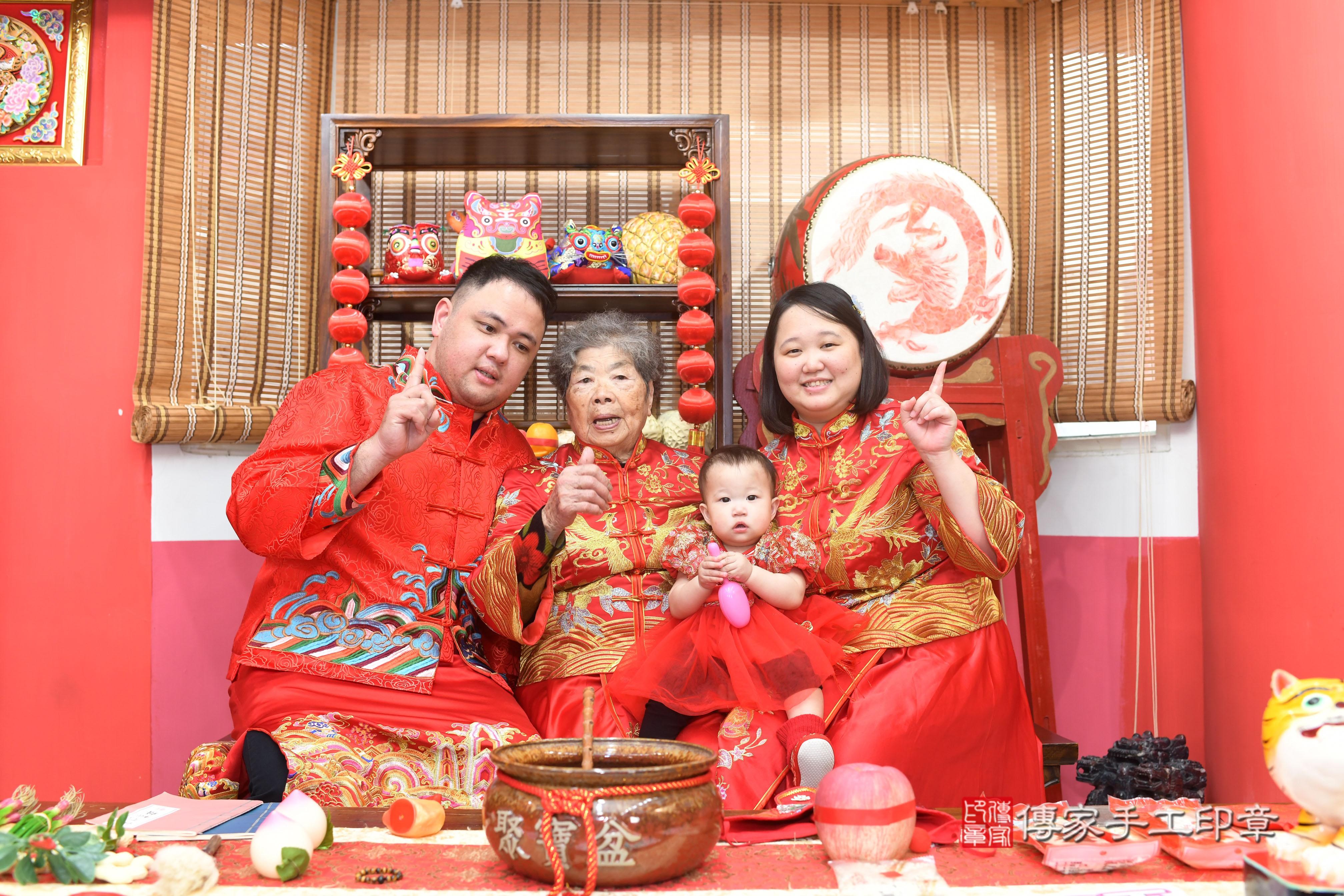 傳家手工印章高雄店、抓周、度脺、中國風會場、傳家嬰兒古禮、吉祥話、抓周道具物品24種、拍照。抓周證書。寶寶抓周、滿周歲、生日快樂、祝福 傳家手工印章高雄店、抓周、度脺、中國風會場、傳家嬰兒古禮、吉祥話、抓周道具物品24種、拍照。抓周證書。寶寶抓周、滿周歲、生日快樂、祝福