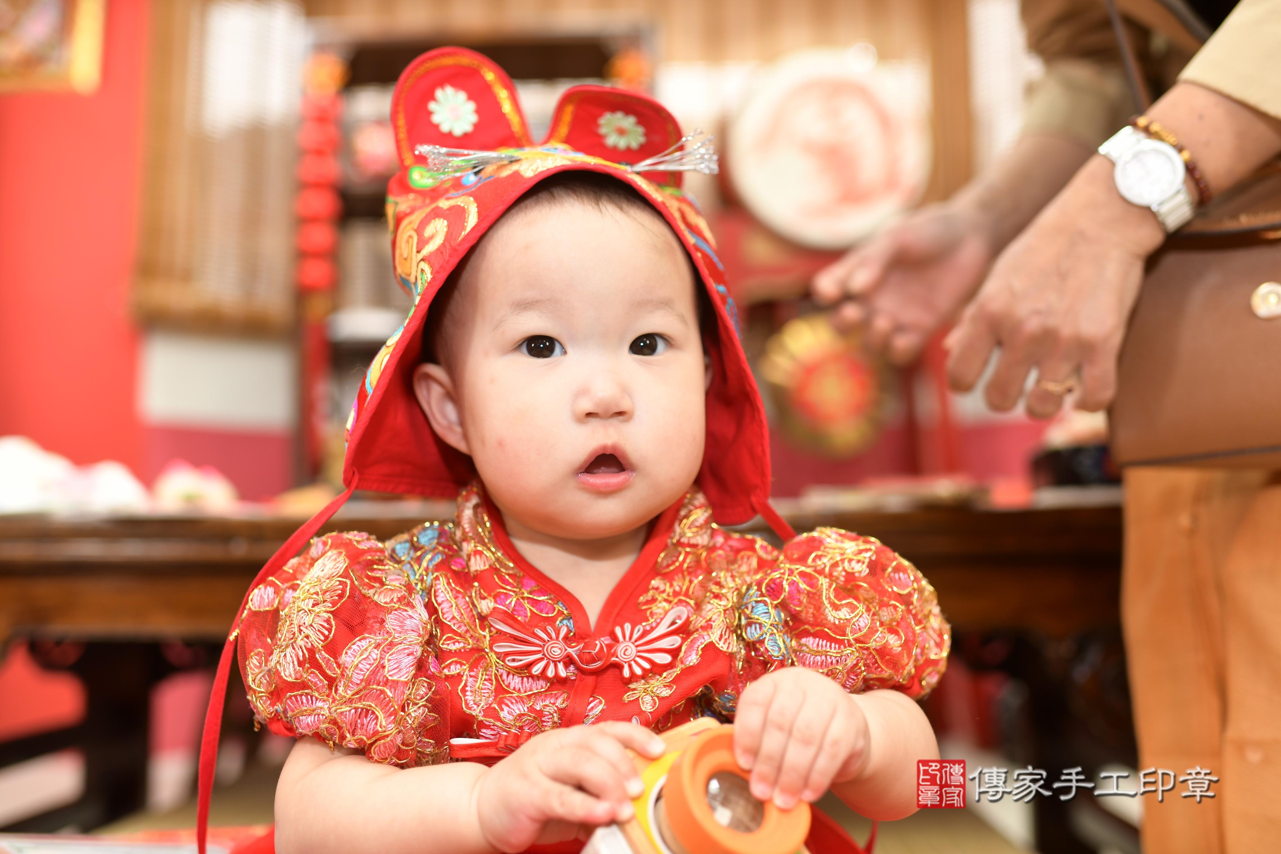 傳家手工印章高雄店、抓周、度脺、中國風會場、傳家嬰兒古禮、吉祥話、抓周道具物品24種、拍照。抓周證書。寶寶抓周、滿周歲、生日快樂、祝福 傳家手工印章高雄店、抓周、度脺、中國風會場、傳家嬰兒古禮、吉祥話、抓周道具物品24種、拍照。抓周證書。寶寶抓周、滿周歲、生日快樂、祝福