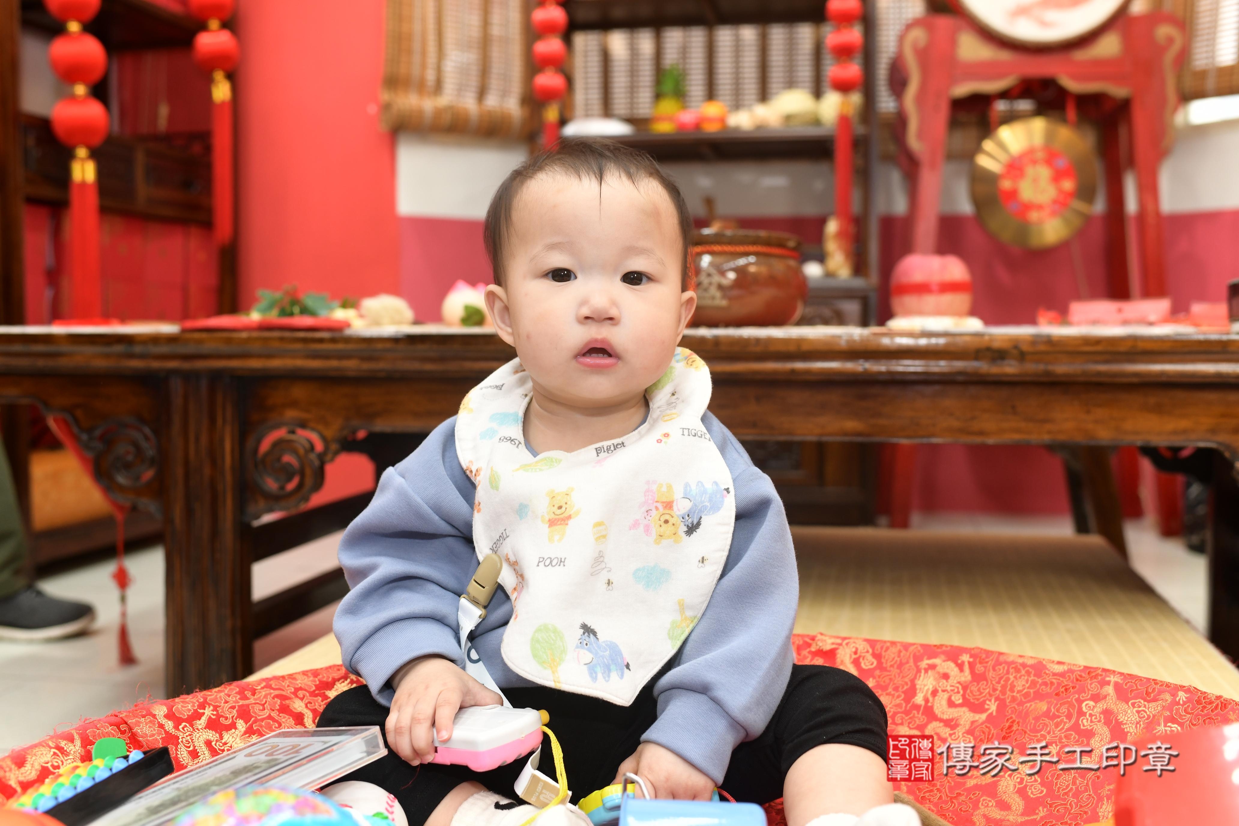 傳家手工印章高雄店、抓周、度脺、中國風會場、傳家嬰兒古禮、吉祥話、抓周道具物品24種、拍照。抓周證書。寶寶抓周、滿周歲、生日快樂、祝福 傳家手工印章高雄店、抓周、度脺、中國風會場、傳家嬰兒古禮、吉祥話、抓周道具物品24種、拍照。抓周證書。寶寶抓周、滿周歲、生日快樂、祝福