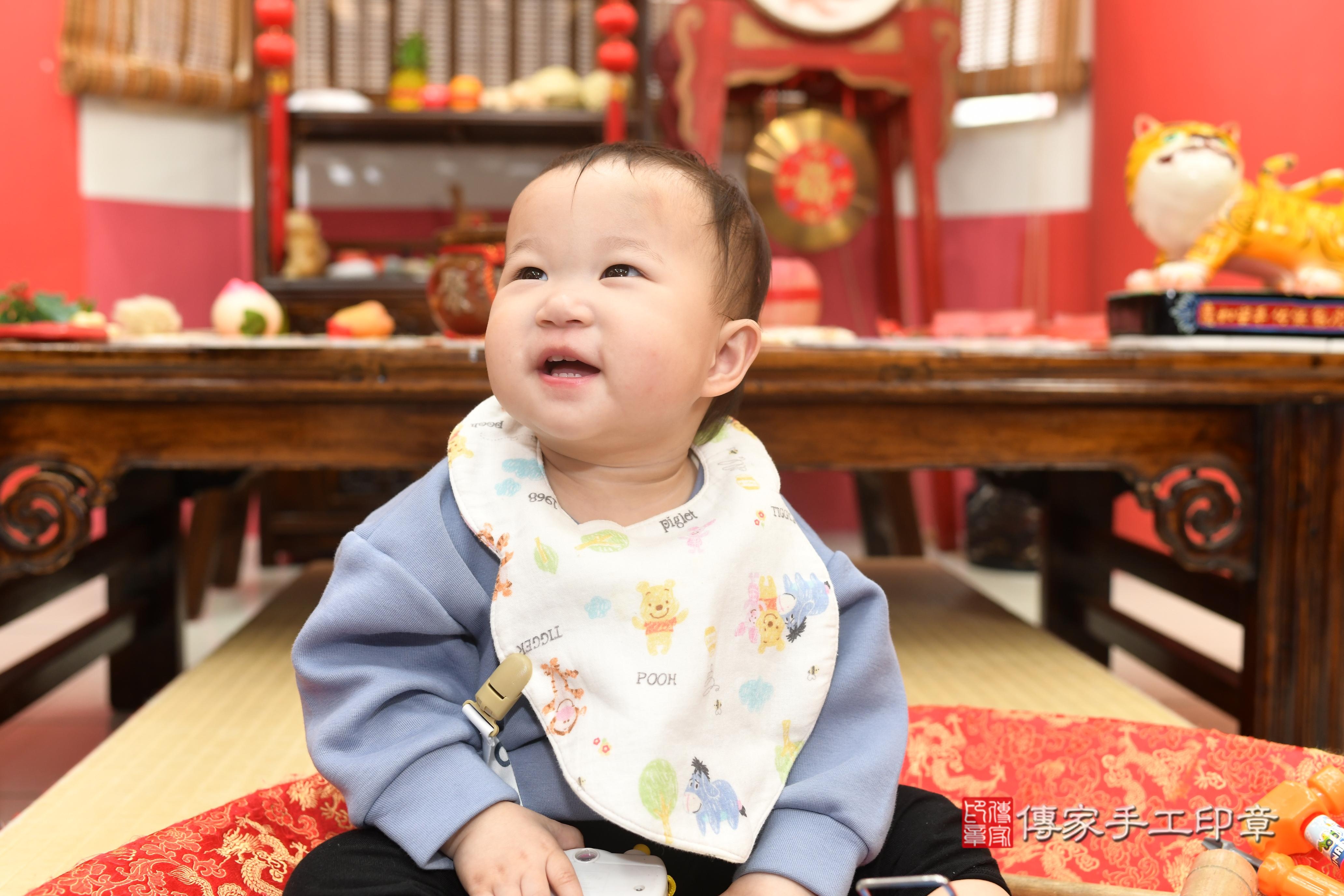 傳家手工印章高雄店、抓周、度脺、中國風會場、傳家嬰兒古禮、吉祥話、抓周道具物品24種、拍照。抓周證書。寶寶抓周、滿周歲、生日快樂、祝福 傳家手工印章高雄店、抓周、度脺、中國風會場、傳家嬰兒古禮、吉祥話、抓周道具物品24種、拍照。抓周證書。寶寶抓周、滿周歲、生日快樂、祝福