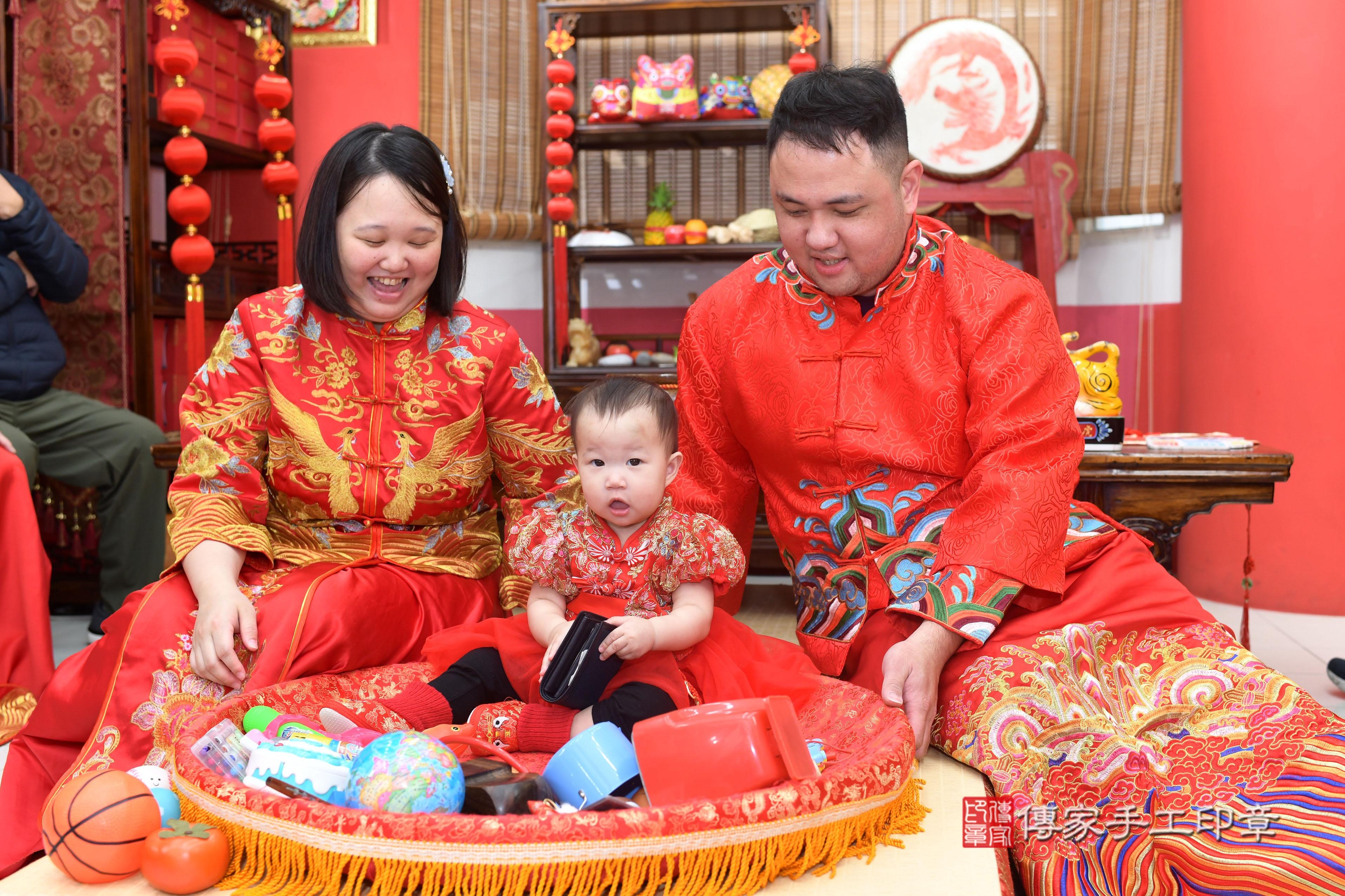 傳家手工印章高雄店、抓周、度脺、中國風會場、傳家嬰兒古禮、吉祥話、抓周道具物品24種、拍照。抓周證書。寶寶抓周、滿周歲、生日快樂、祝福 傳家手工印章高雄店、抓周、度脺、中國風會場、傳家嬰兒古禮、吉祥話、抓周道具物品24種、拍照。抓周證書。寶寶抓周、滿周歲、生日快樂、祝福