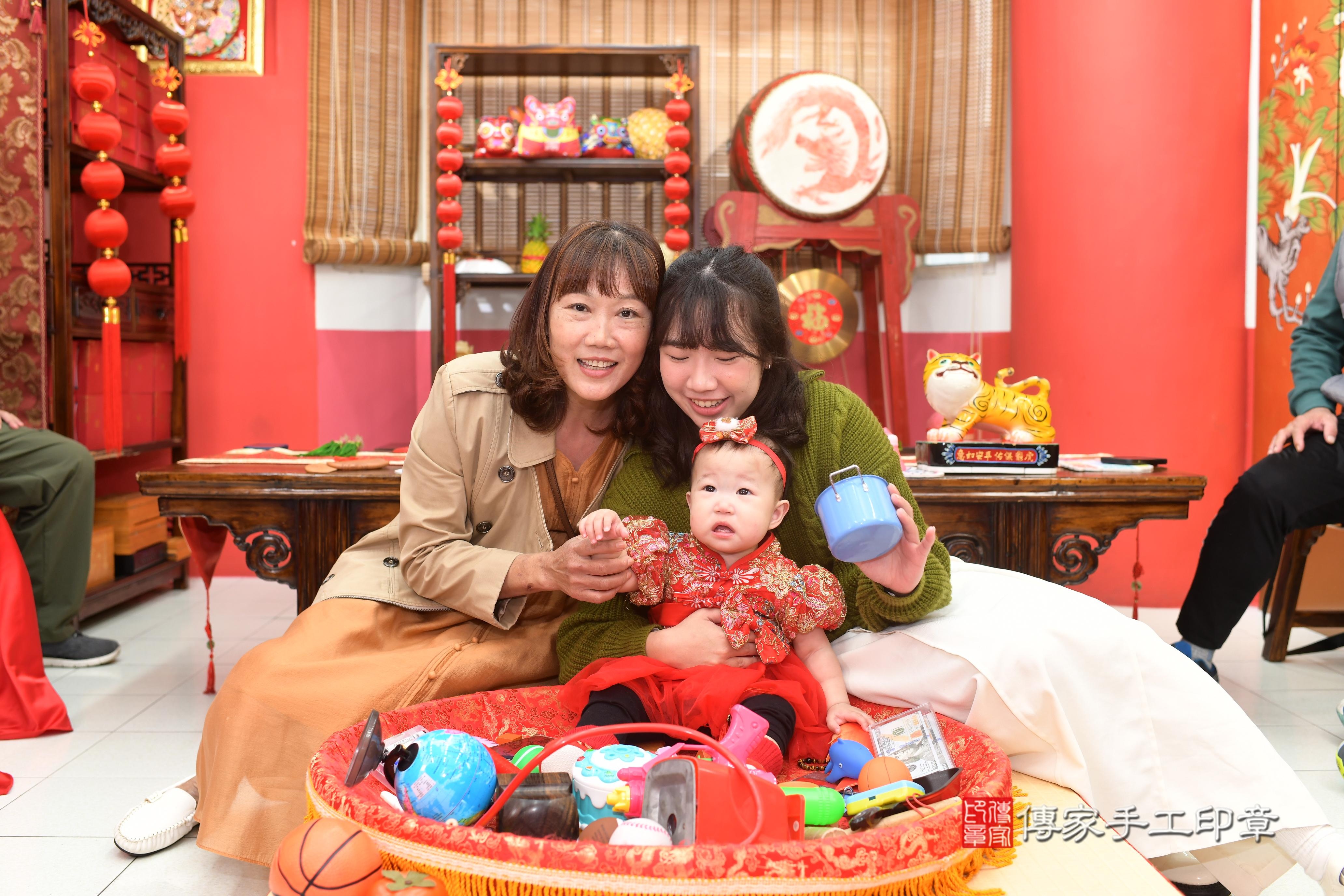 傳家手工印章高雄店、抓周、度脺、中國風會場、傳家嬰兒古禮、吉祥話、抓周道具物品24種、拍照。抓周證書。寶寶抓周、滿周歲、生日快樂、祝福 傳家手工印章高雄店、抓周、度脺、中國風會場、傳家嬰兒古禮、吉祥話、抓周道具物品24種、拍照。抓周證書。寶寶抓周、滿周歲、生日快樂、祝福