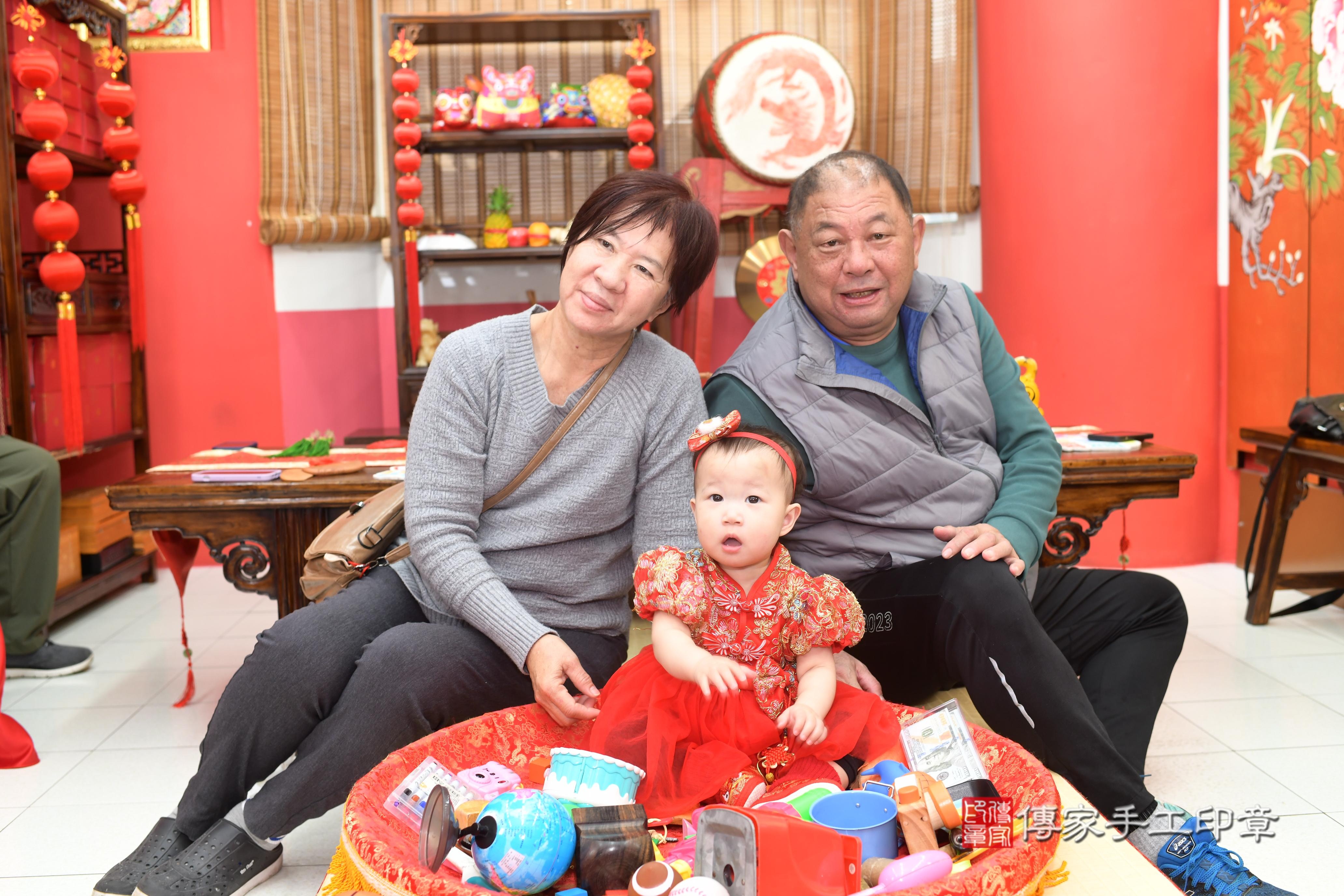 傳家手工印章高雄店、抓周、度脺、中國風會場、傳家嬰兒古禮、吉祥話、抓周道具物品24種、拍照。抓周證書。寶寶抓周、滿周歲、生日快樂、祝福 傳家手工印章高雄店、抓周、度脺、中國風會場、傳家嬰兒古禮、吉祥話、抓周道具物品24種、拍照。抓周證書。寶寶抓周、滿周歲、生日快樂、祝福