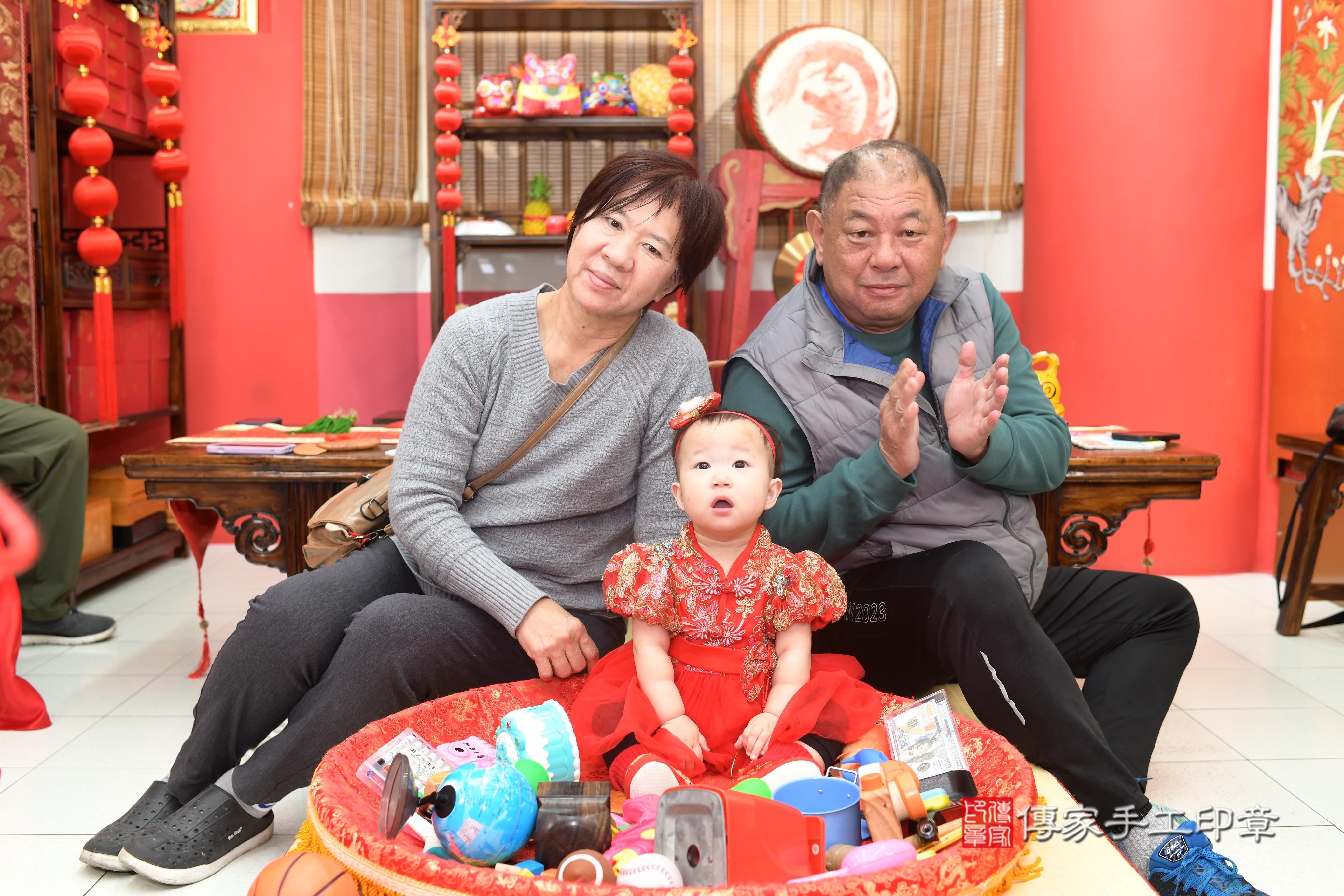 傳家手工印章高雄店、抓周、度脺、中國風會場、傳家嬰兒古禮、吉祥話、抓周道具物品24種、拍照。抓周證書。寶寶抓周、滿周歲、生日快樂、祝福 傳家手工印章高雄店、抓周、度脺、中國風會場、傳家嬰兒古禮、吉祥話、抓周道具物品24種、拍照。抓周證書。寶寶抓周、滿周歲、生日快樂、祝福