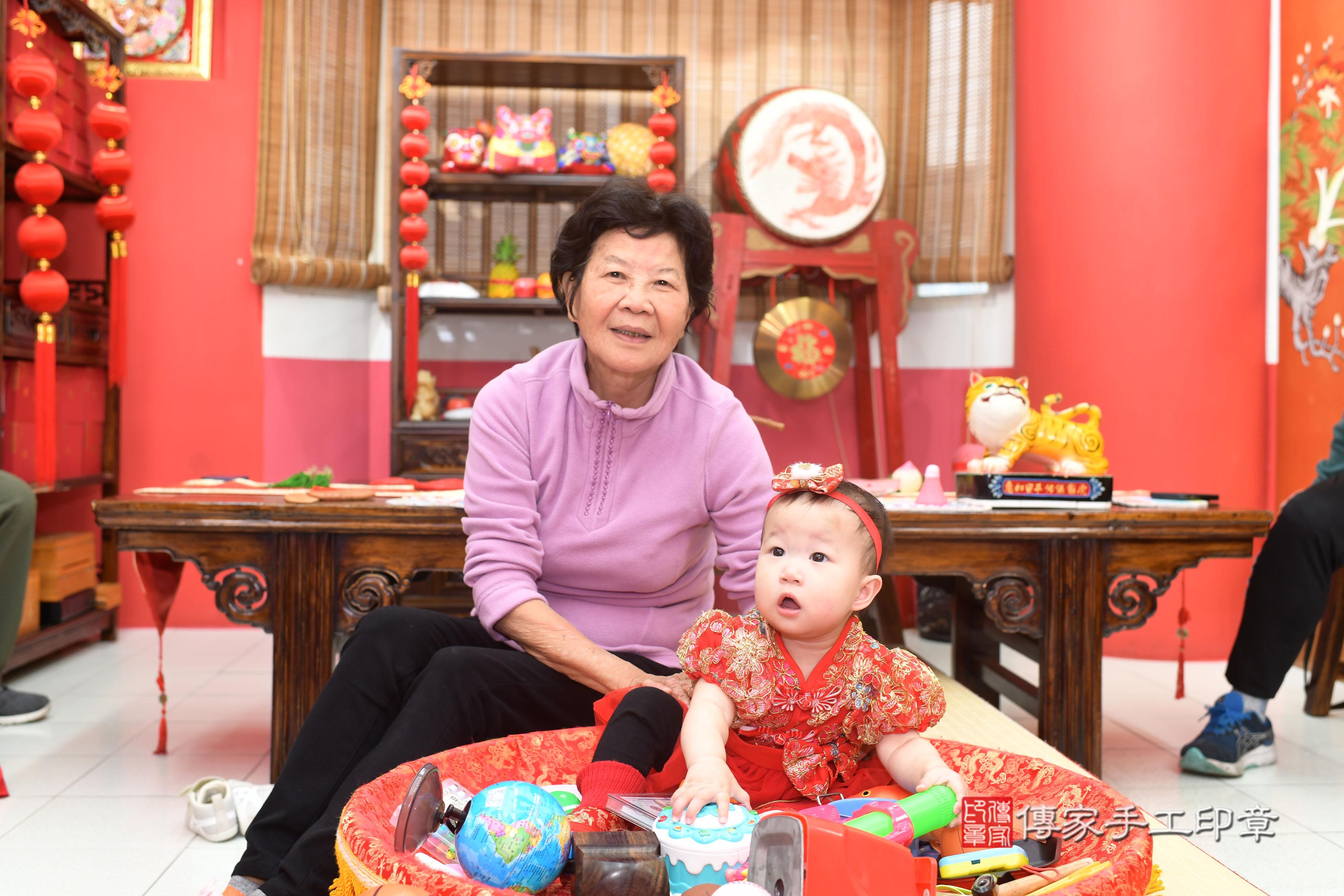 傳家手工印章高雄店、抓周、度脺、中國風會場、傳家嬰兒古禮、吉祥話、抓周道具物品24種、拍照。抓周證書。寶寶抓周、滿周歲、生日快樂、祝福 傳家手工印章高雄店、抓周、度脺、中國風會場、傳家嬰兒古禮、吉祥話、抓周道具物品24種、拍照。抓周證書。寶寶抓周、滿周歲、生日快樂、祝福