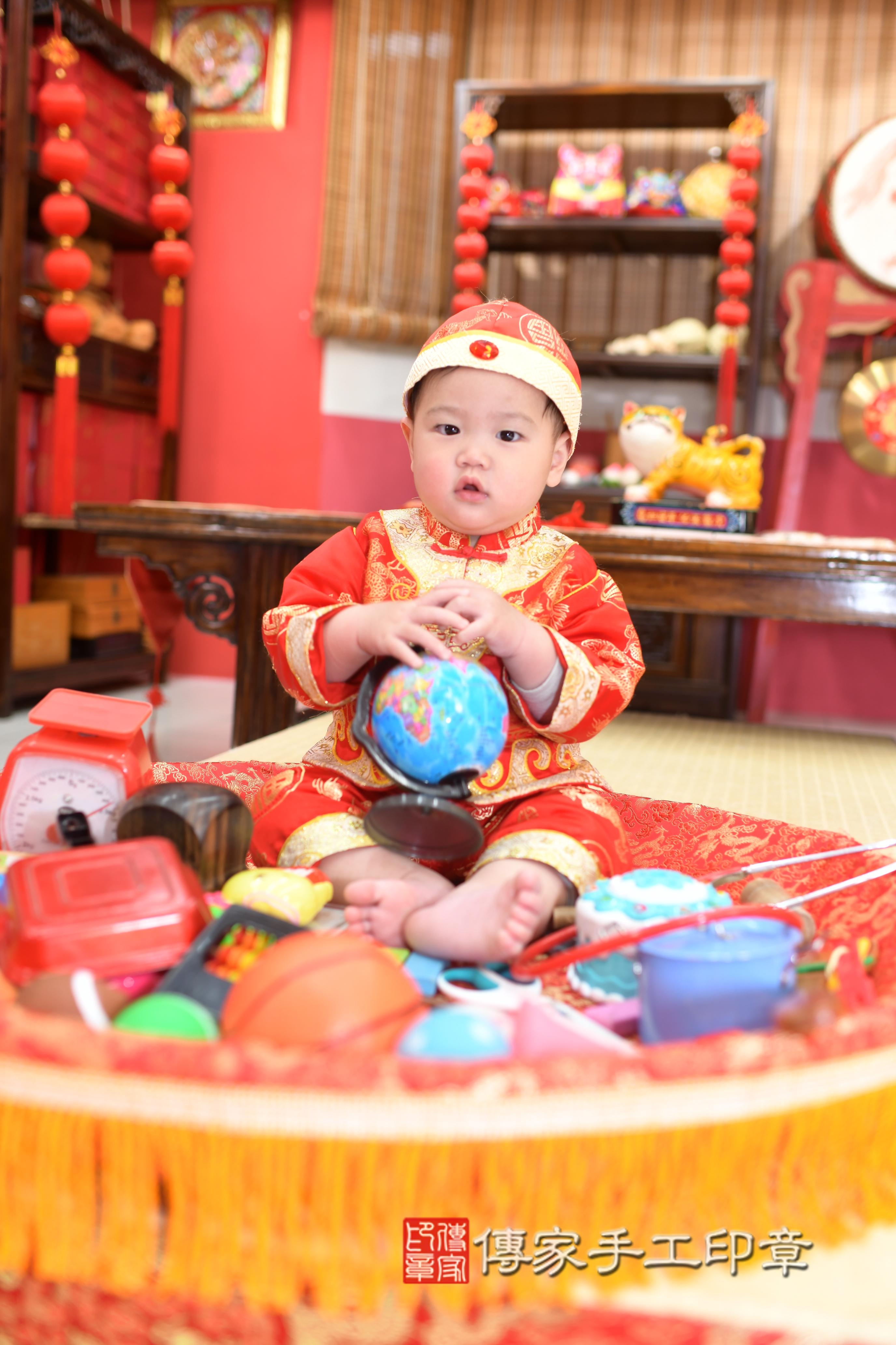 傳家手工印章高雄店、抓周、度脺、中國風會場、傳家嬰兒古禮、吉祥話、抓周道具物品24種、拍照。抓周證書。寶寶抓周、滿周歲、生日快樂、祝福 傳家手工印章高雄店、抓周、度脺、中國風會場、傳家嬰兒古禮、吉祥話、抓周道具物品24種、拍照。抓周證書。寶寶抓周、滿周歲、生日快樂、祝福