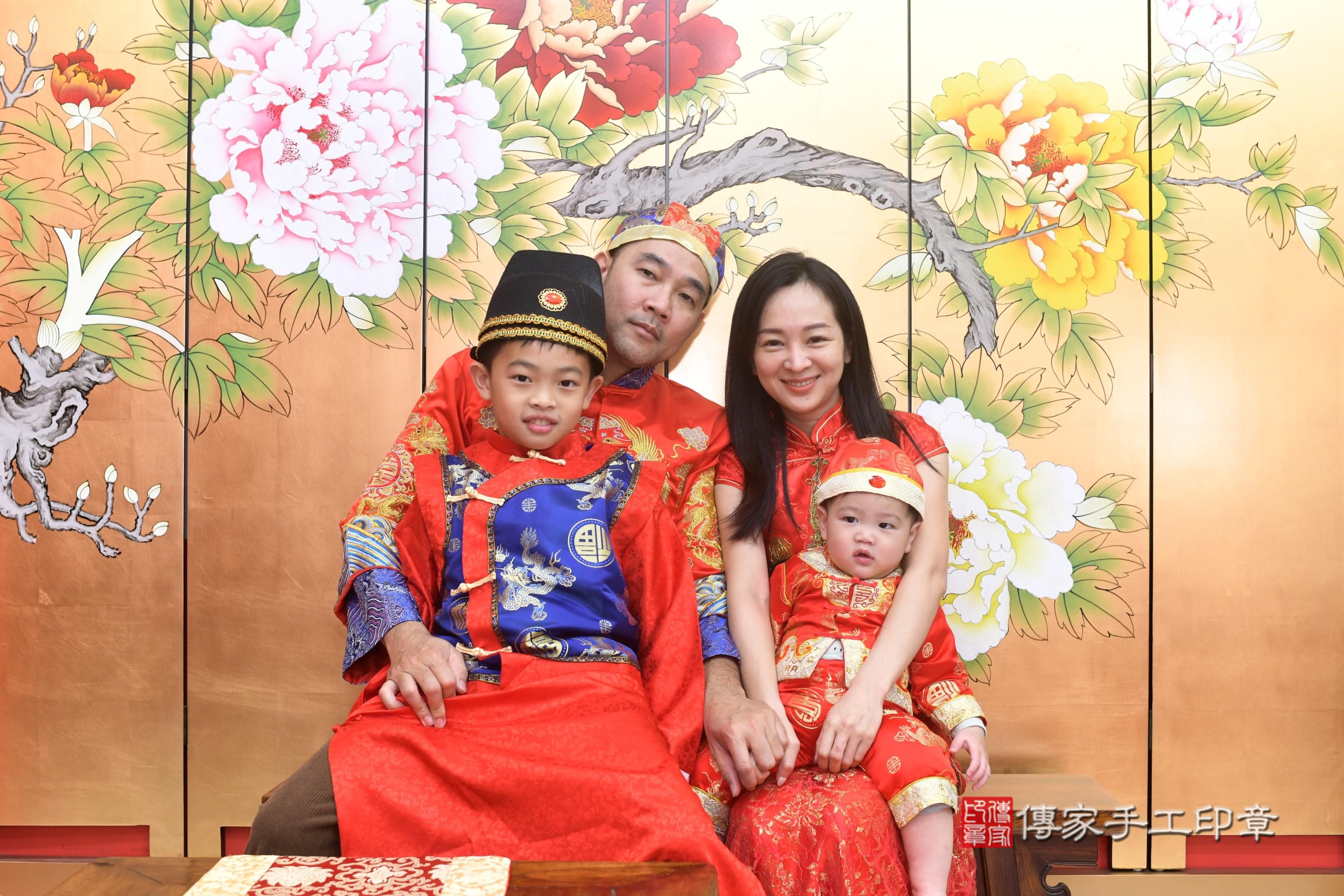 傳家手工印章高雄店、抓周、度脺、中國風會場、傳家嬰兒古禮、吉祥話、抓周道具物品24種、拍照。抓周證書。寶寶抓周、滿周歲、生日快樂、祝福 傳家手工印章高雄店、抓周、度脺、中國風會場、傳家嬰兒古禮、吉祥話、抓周道具物品24種、拍照。抓周證書。寶寶抓周、滿周歲、生日快樂、祝福