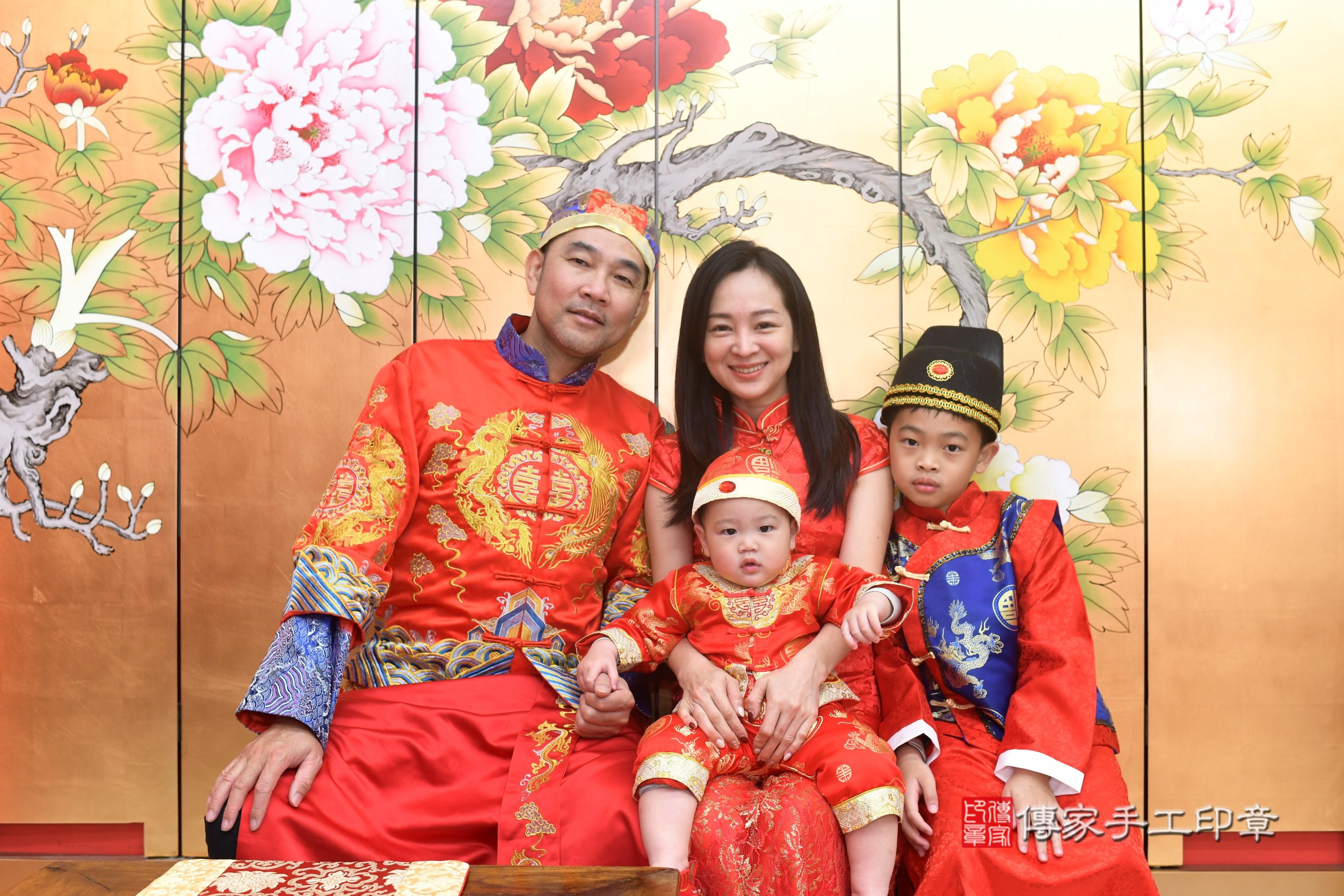 傳家手工印章高雄店、抓周、度脺、中國風會場、傳家嬰兒古禮、吉祥話、抓周道具物品24種、拍照。抓周證書。寶寶抓周、滿周歲、生日快樂、祝福 傳家手工印章高雄店、抓周、度脺、中國風會場、傳家嬰兒古禮、吉祥話、抓周道具物品24種、拍照。抓周證書。寶寶抓周、滿周歲、生日快樂、祝福