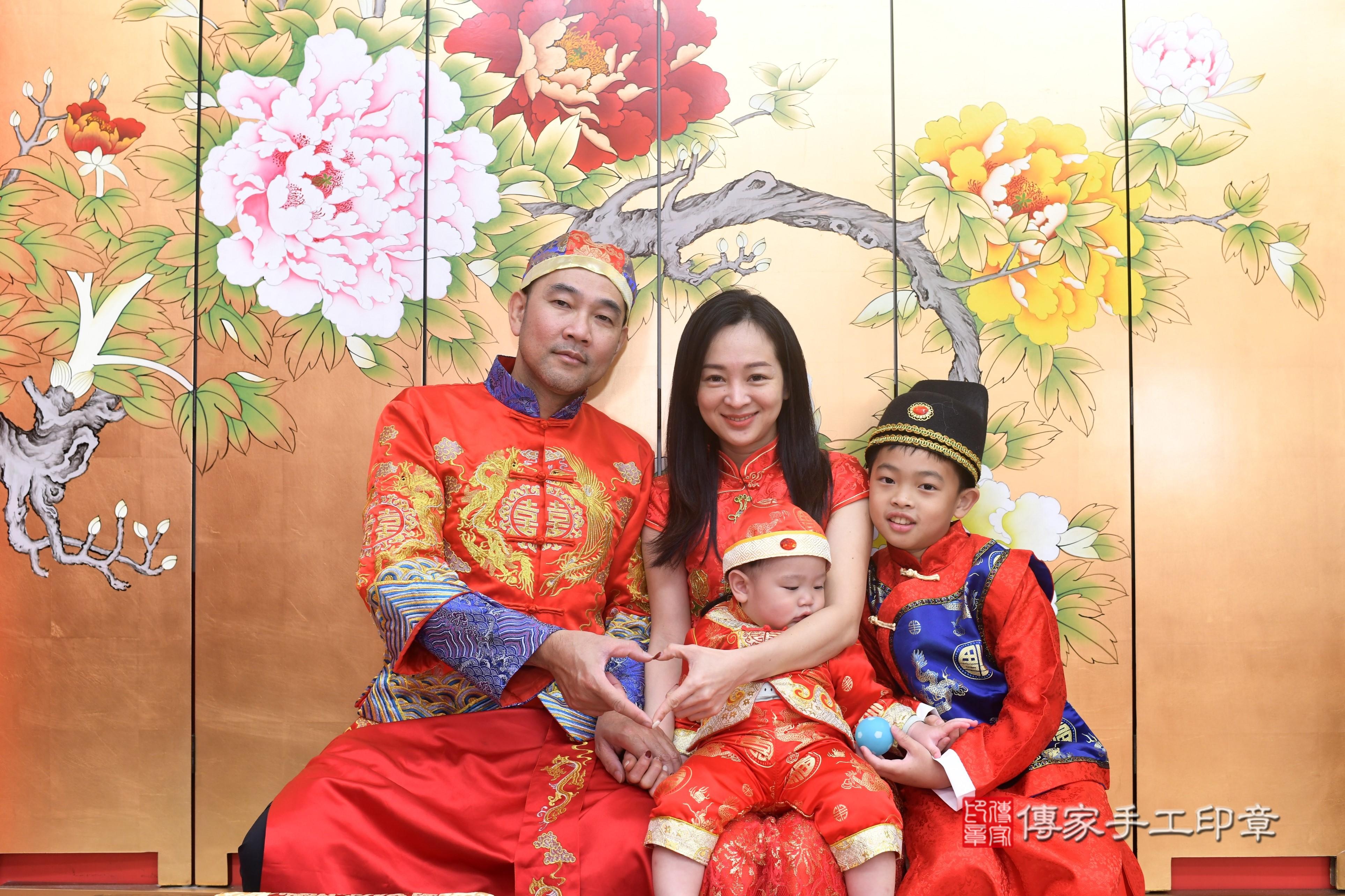 傳家手工印章高雄店、抓周、度脺、中國風會場、傳家嬰兒古禮、吉祥話、抓周道具物品24種、拍照。抓周證書。寶寶抓周、滿周歲、生日快樂、祝福 傳家手工印章高雄店、抓周、度脺、中國風會場、傳家嬰兒古禮、吉祥話、抓周道具物品24種、拍照。抓周證書。寶寶抓周、滿周歲、生日快樂、祝福