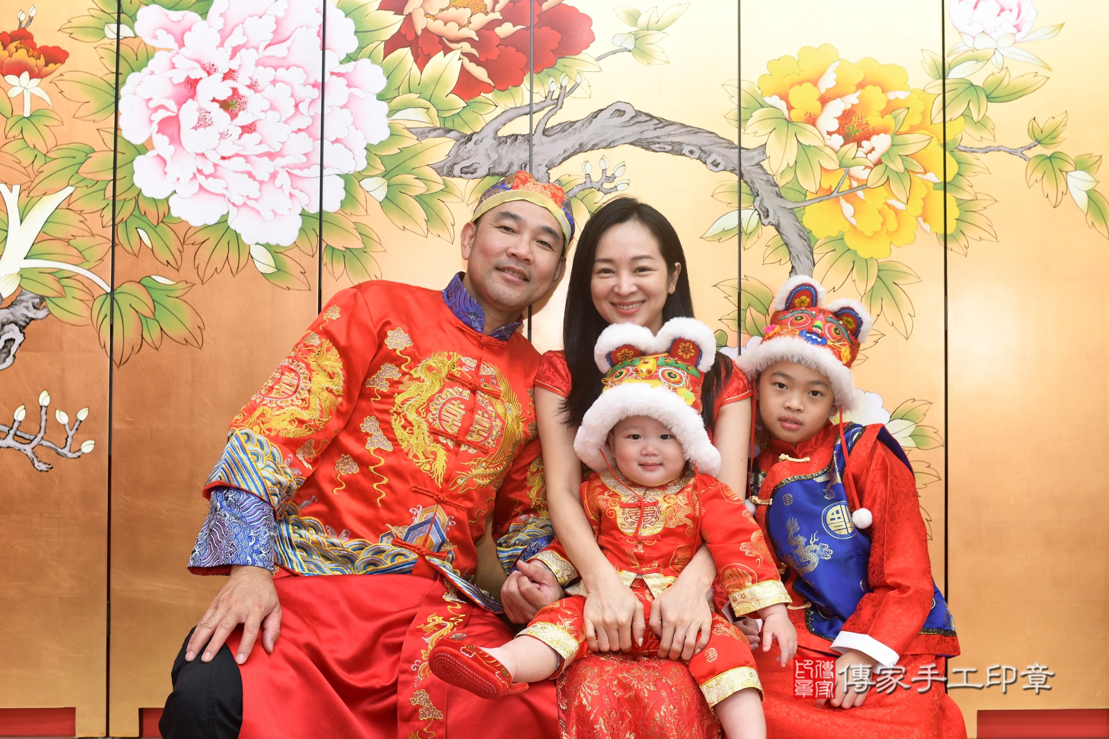 傳家手工印章高雄店、抓周、度脺、中國風會場、傳家嬰兒古禮、吉祥話、抓周道具物品24種、拍照。抓周證書。寶寶抓周、滿周歲、生日快樂、祝福 傳家手工印章高雄店、抓周、度脺、中國風會場、傳家嬰兒古禮、吉祥話、抓周道具物品24種、拍照。抓周證書。寶寶抓周、滿周歲、生日快樂、祝福