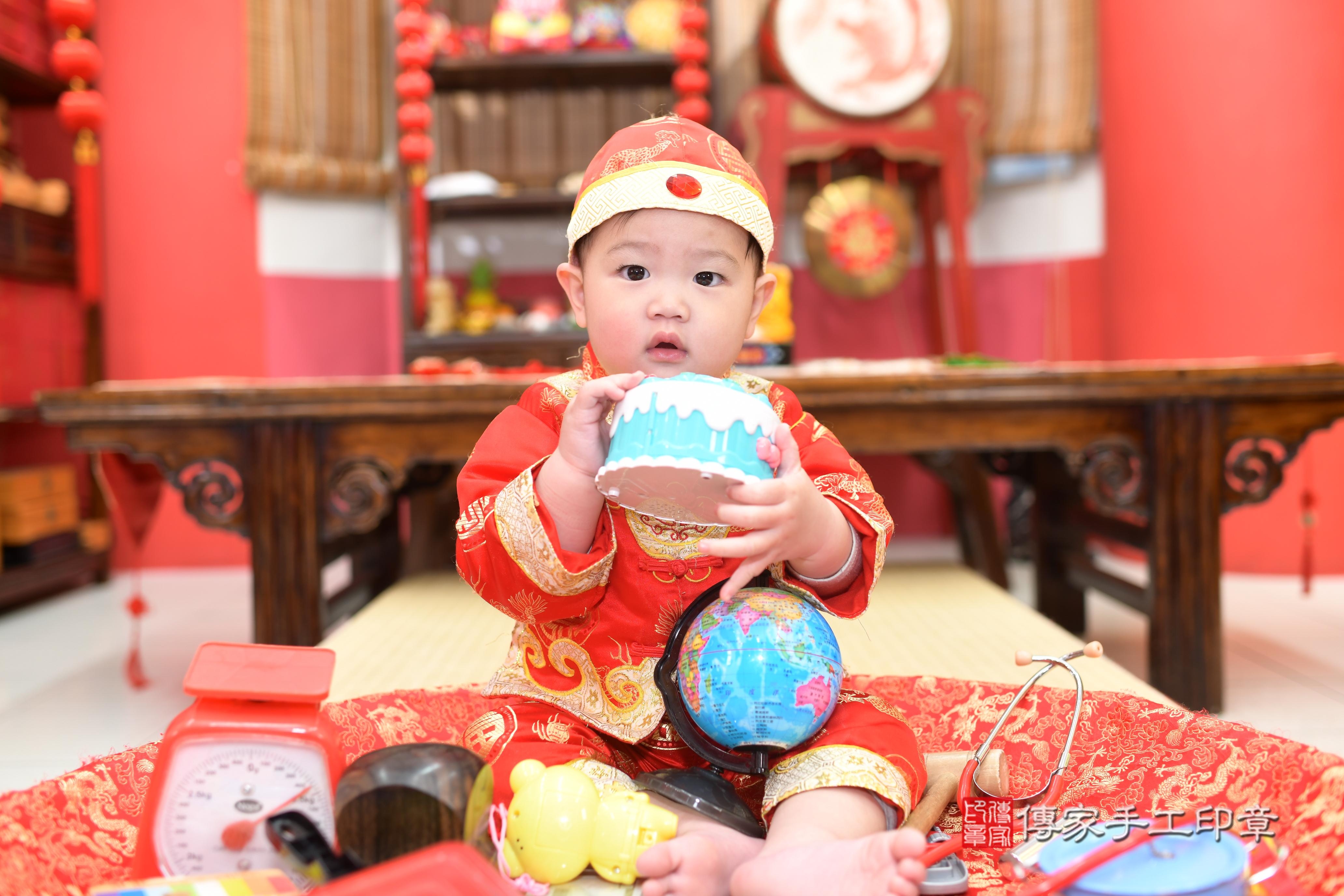 傳家手工印章高雄店、抓周、度脺、中國風會場、傳家嬰兒古禮、吉祥話、抓周道具物品24種、拍照。抓周證書。寶寶抓周、滿周歲、生日快樂、祝福 傳家手工印章高雄店、抓周、度脺、中國風會場、傳家嬰兒古禮、吉祥話、抓周道具物品24種、拍照。抓周證書。寶寶抓周、滿周歲、生日快樂、祝福