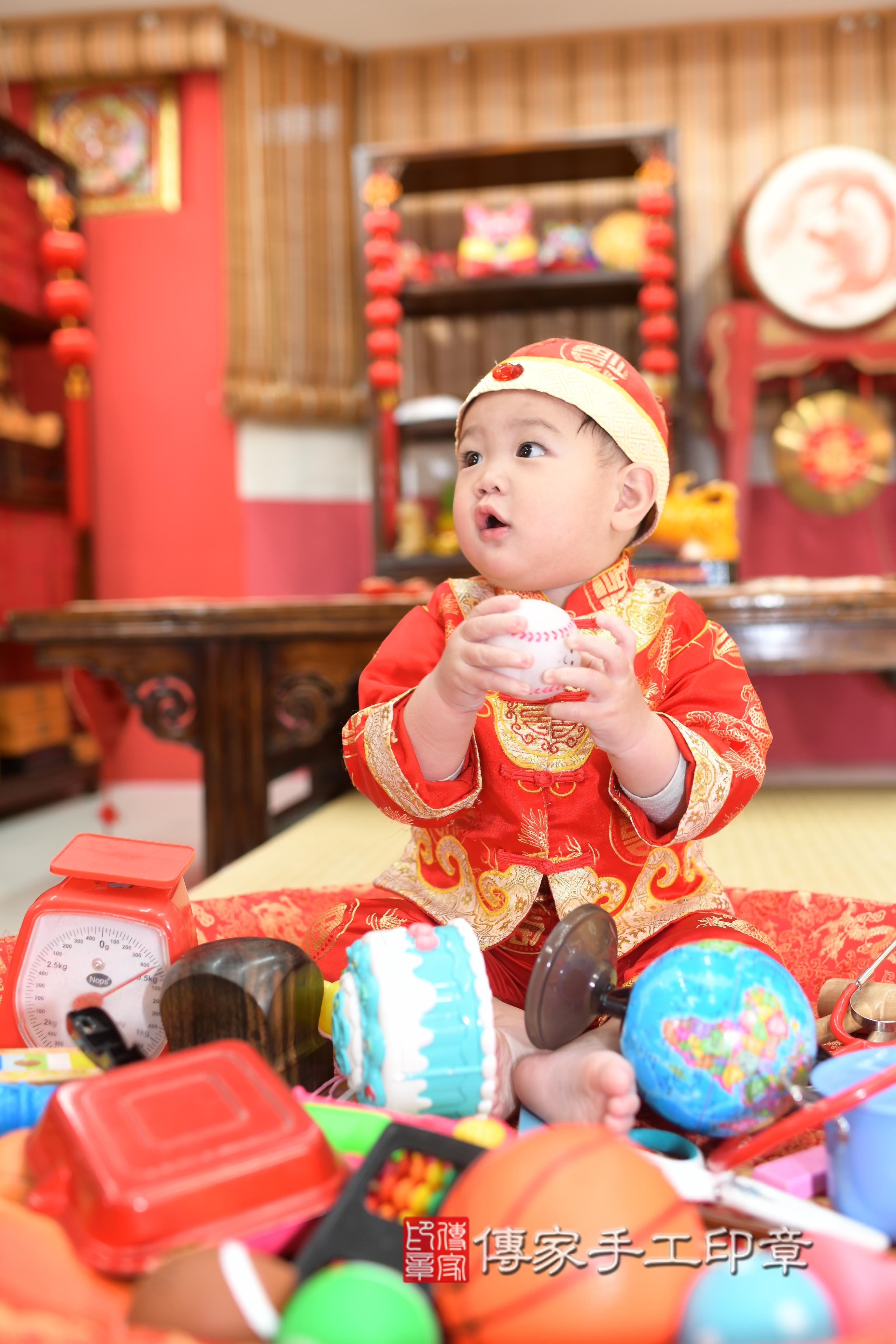 傳家手工印章高雄店、抓周、度脺、中國風會場、傳家嬰兒古禮、吉祥話、抓周道具物品24種、拍照。抓周證書。寶寶抓周、滿周歲、生日快樂、祝福 傳家手工印章高雄店、抓周、度脺、中國風會場、傳家嬰兒古禮、吉祥話、抓周道具物品24種、拍照。抓周證書。寶寶抓周、滿周歲、生日快樂、祝福