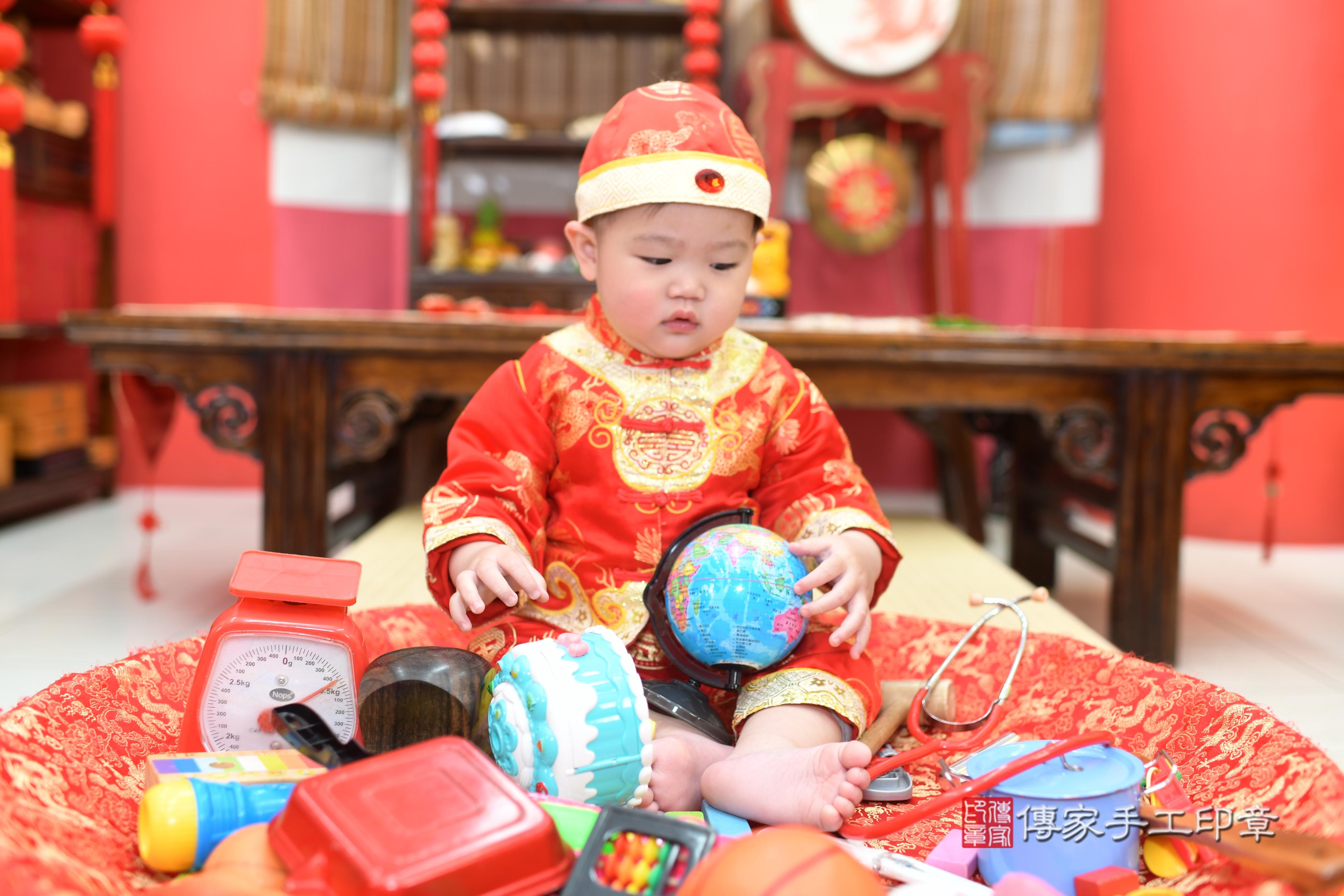 傳家手工印章高雄店、抓周、度脺、中國風會場、傳家嬰兒古禮、吉祥話、抓周道具物品24種、拍照。抓周證書。寶寶抓周、滿周歲、生日快樂、祝福 傳家手工印章高雄店、抓周、度脺、中國風會場、傳家嬰兒古禮、吉祥話、抓周道具物品24種、拍照。抓周證書。寶寶抓周、滿周歲、生日快樂、祝福