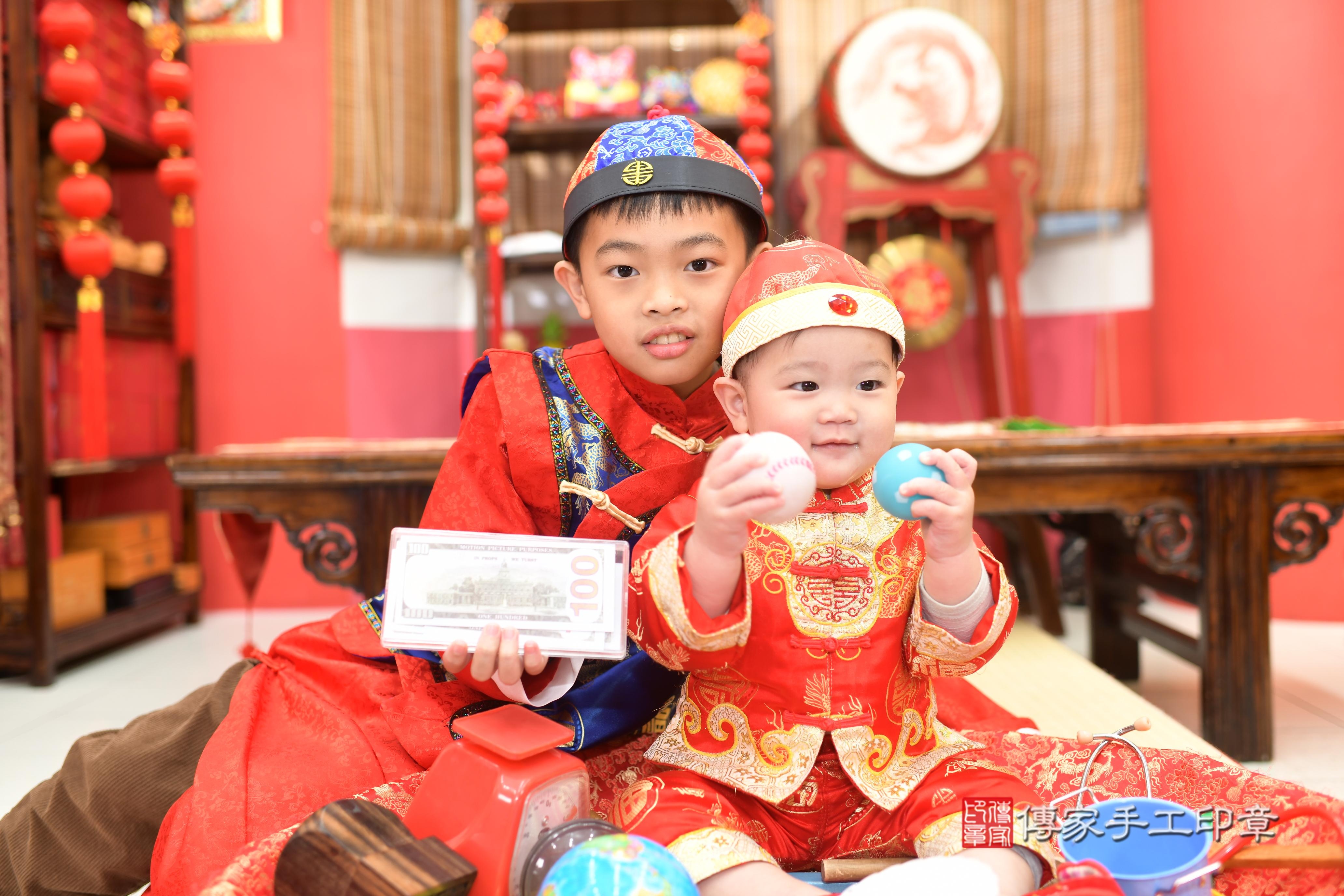 傳家手工印章高雄店、抓周、度脺、中國風會場、傳家嬰兒古禮、吉祥話、抓周道具物品24種、拍照。抓周證書。寶寶抓周、滿周歲、生日快樂、祝福 傳家手工印章高雄店、抓周、度脺、中國風會場、傳家嬰兒古禮、吉祥話、抓周道具物品24種、拍照。抓周證書。寶寶抓周、滿周歲、生日快樂、祝福