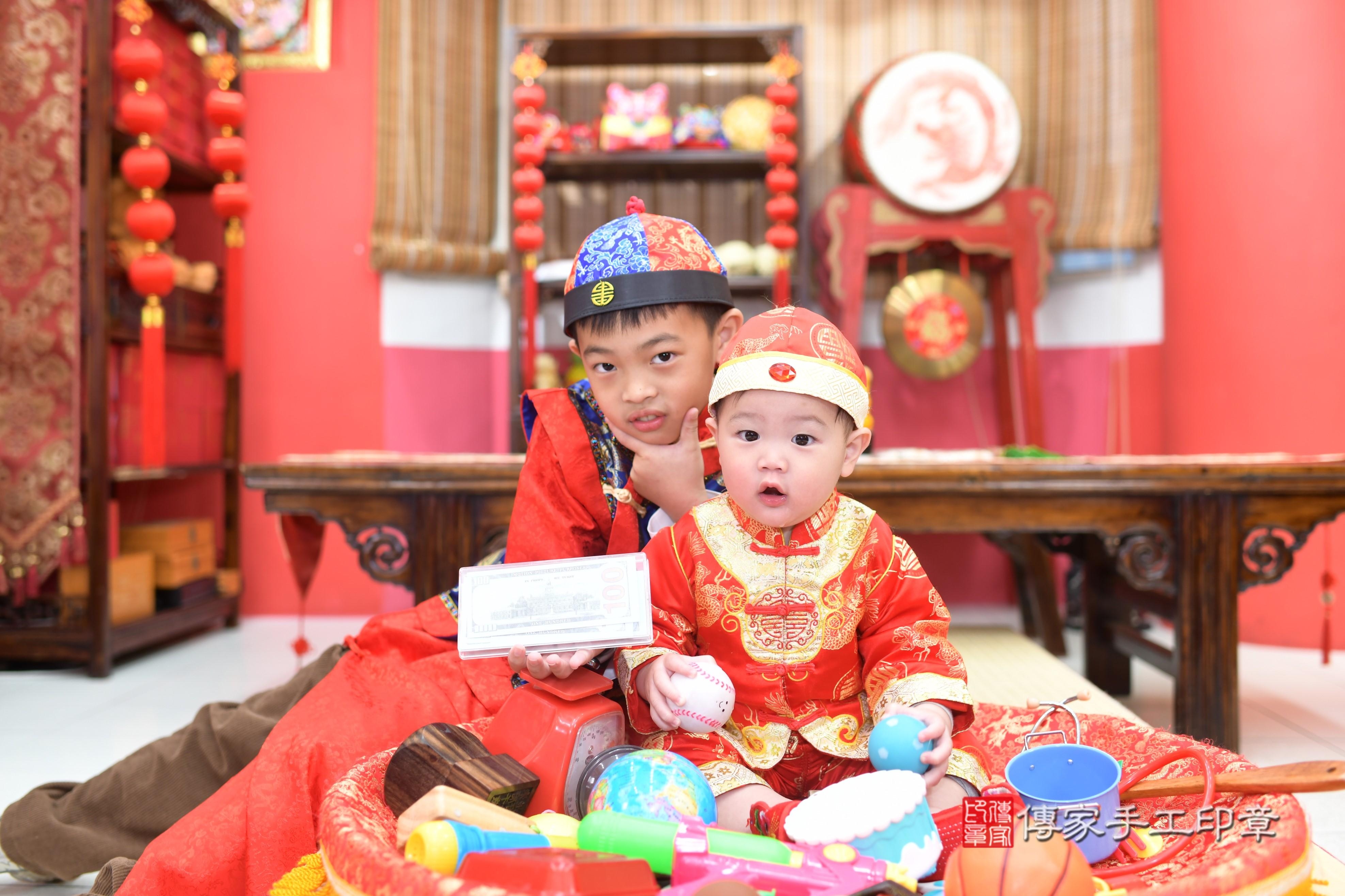 傳家手工印章高雄店、抓周、度脺、中國風會場、傳家嬰兒古禮、吉祥話、抓周道具物品24種、拍照。抓周證書。寶寶抓周、滿周歲、生日快樂、祝福 傳家手工印章高雄店、抓周、度脺、中國風會場、傳家嬰兒古禮、吉祥話、抓周道具物品24種、拍照。抓周證書。寶寶抓周、滿周歲、生日快樂、祝福