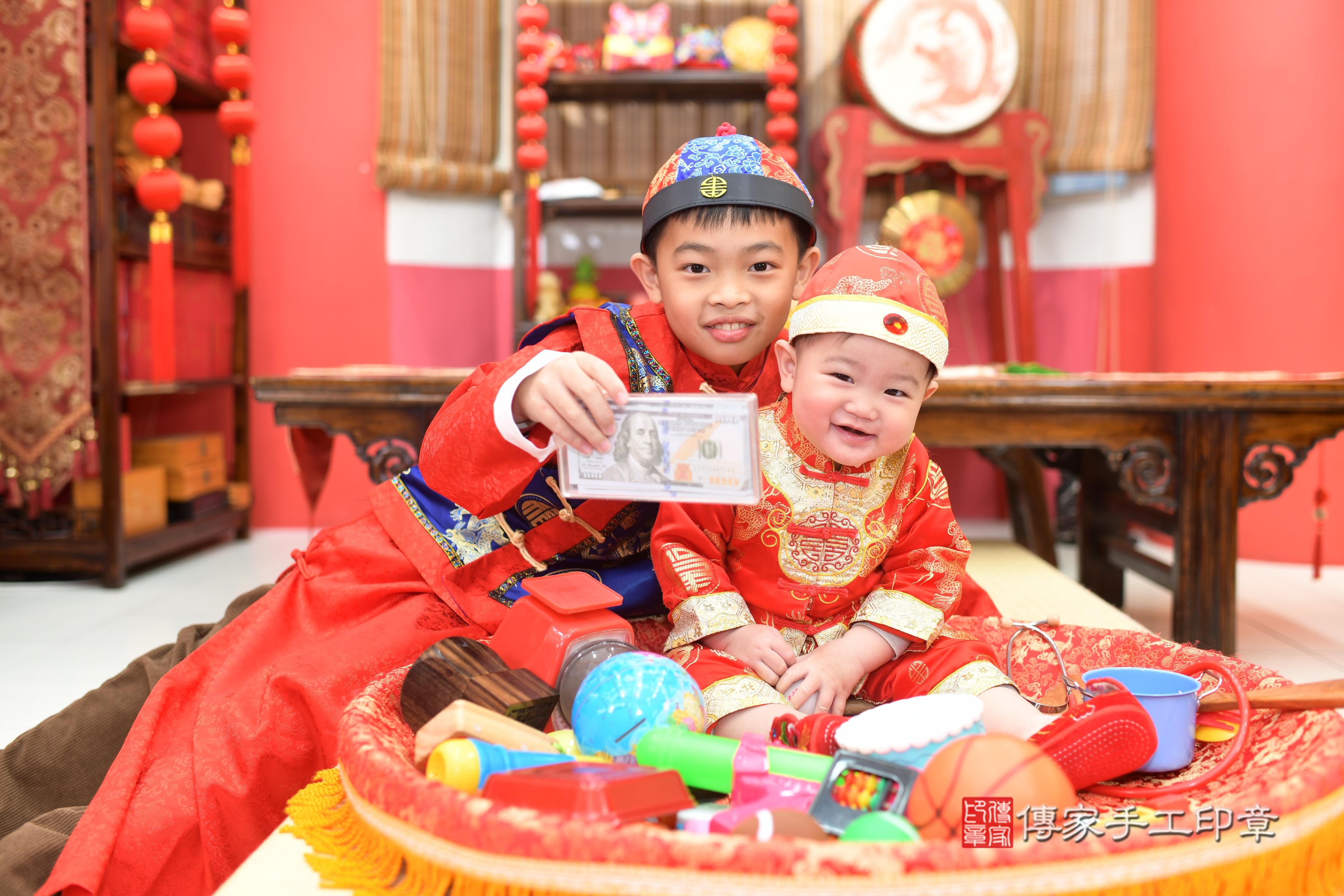 傳家手工印章高雄店、抓周、度脺、中國風會場、傳家嬰兒古禮、吉祥話、抓周道具物品24種、拍照。抓周證書。寶寶抓周、滿周歲、生日快樂、祝福 傳家手工印章高雄店、抓周、度脺、中國風會場、傳家嬰兒古禮、吉祥話、抓周道具物品24種、拍照。抓周證書。寶寶抓周、滿周歲、生日快樂、祝福