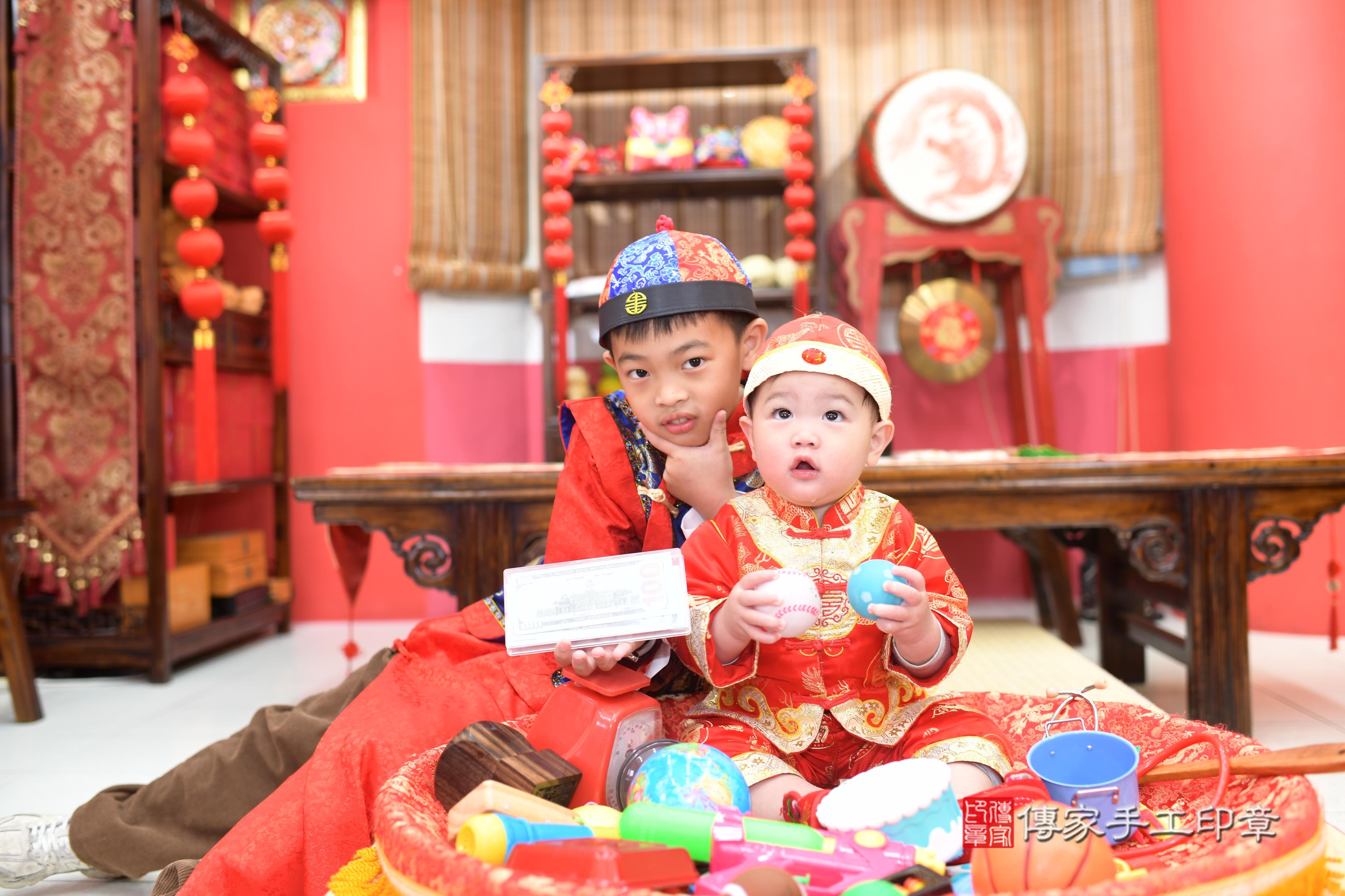 傳家手工印章高雄店、抓周、度脺、中國風會場、傳家嬰兒古禮、吉祥話、抓周道具物品24種、拍照。抓周證書。寶寶抓周、滿周歲、生日快樂、祝福 傳家手工印章高雄店、抓周、度脺、中國風會場、傳家嬰兒古禮、吉祥話、抓周道具物品24種、拍照。抓周證書。寶寶抓周、滿周歲、生日快樂、祝福