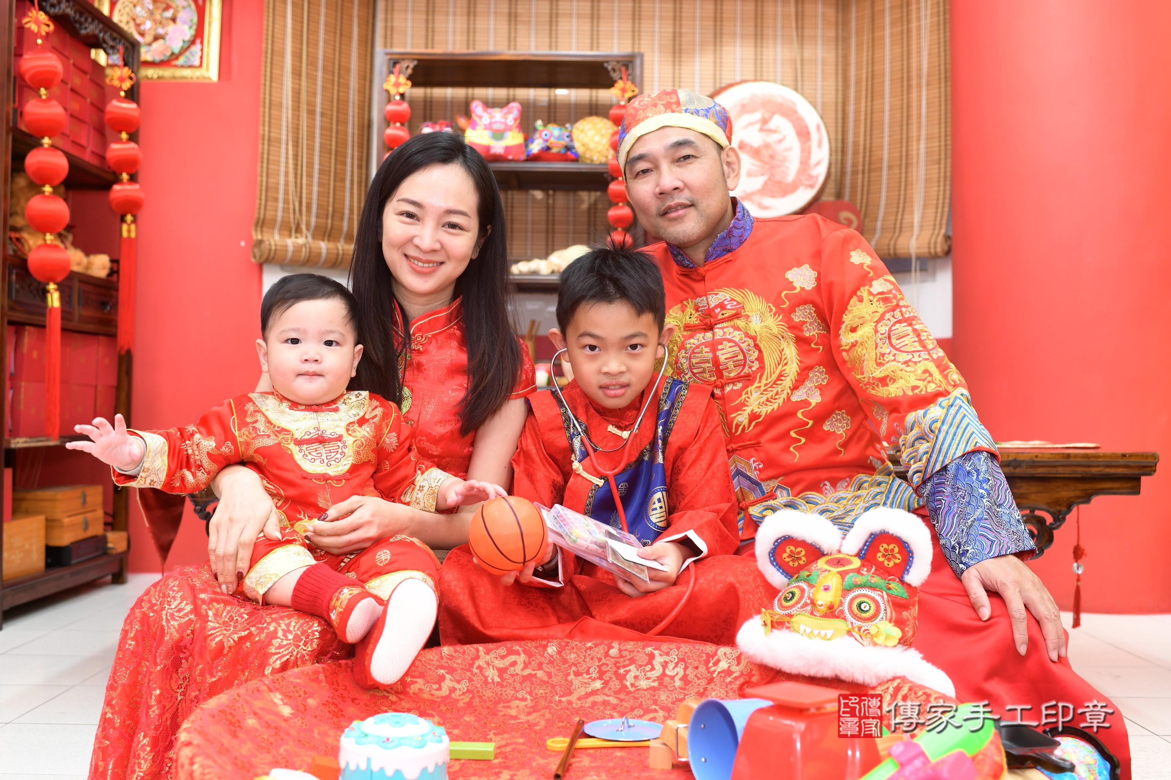 傳家手工印章高雄店、抓周、度脺、中國風會場、傳家嬰兒古禮、吉祥話、抓周道具物品24種、拍照。抓周證書。寶寶抓周、滿周歲、生日快樂、祝福 傳家手工印章高雄店、抓周、度脺、中國風會場、傳家嬰兒古禮、吉祥話、抓周道具物品24種、拍照。抓周證書。寶寶抓周、滿周歲、生日快樂、祝福