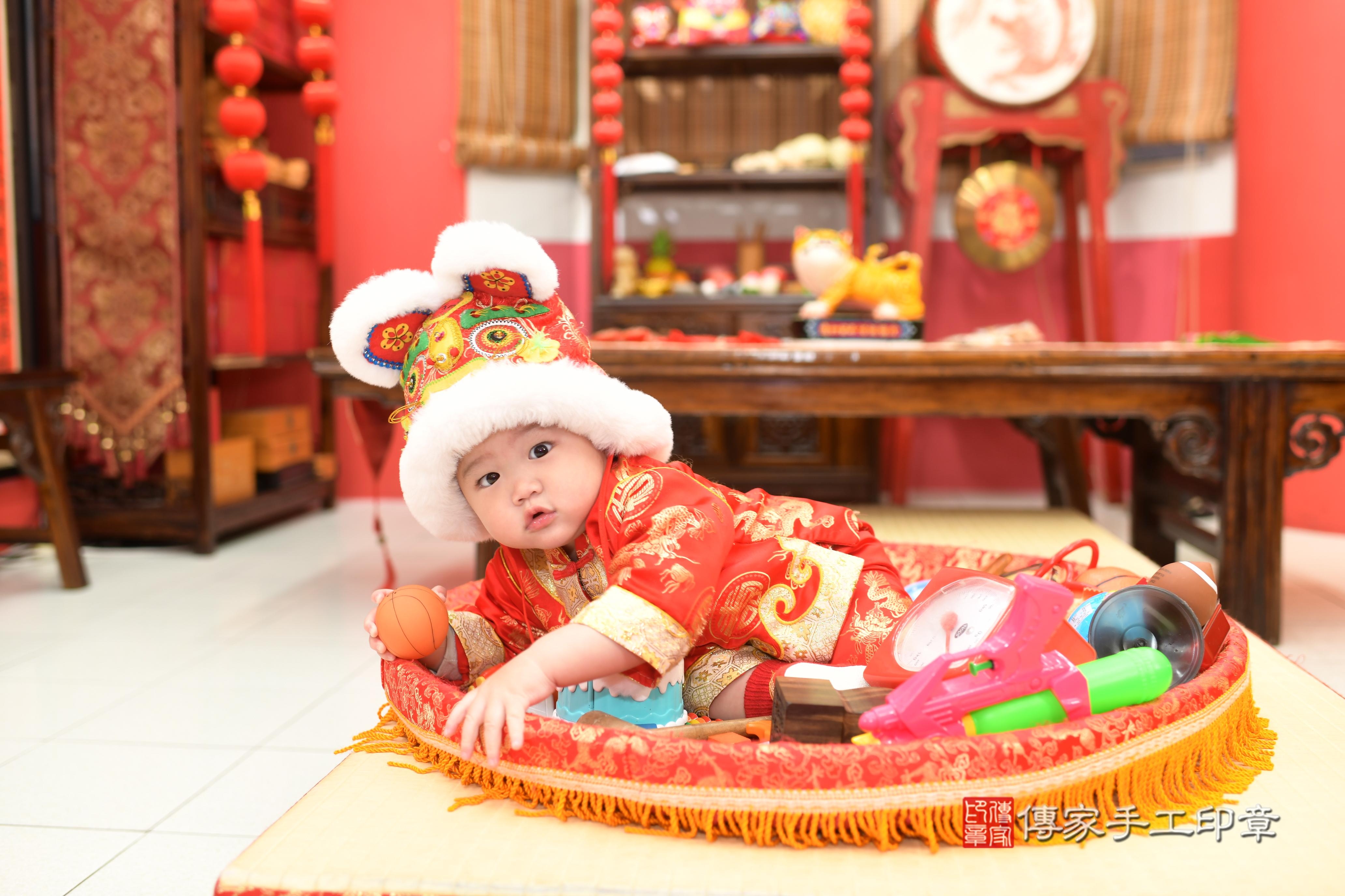 傳家手工印章高雄店、抓周、度脺、中國風會場、傳家嬰兒古禮、吉祥話、抓周道具物品24種、拍照。抓周證書。寶寶抓周、滿周歲、生日快樂、祝福 傳家手工印章高雄店、抓周、度脺、中國風會場、傳家嬰兒古禮、吉祥話、抓周道具物品24種、拍照。抓周證書。寶寶抓周、滿周歲、生日快樂、祝福