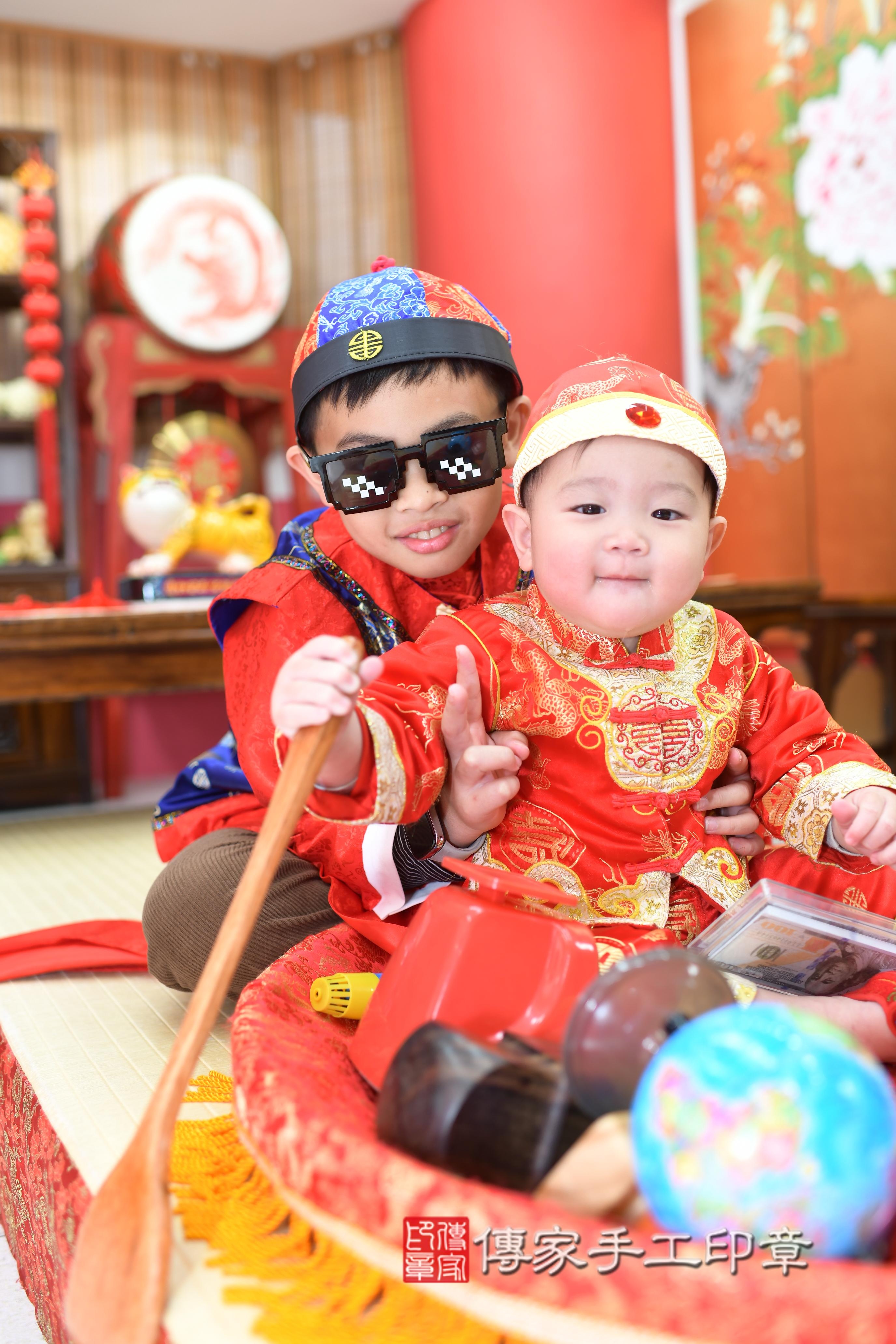 傳家手工印章高雄店、抓周、度脺、中國風會場、傳家嬰兒古禮、吉祥話、抓周道具物品24種、拍照。抓周證書。寶寶抓周、滿周歲、生日快樂、祝福 傳家手工印章高雄店、抓周、度脺、中國風會場、傳家嬰兒古禮、吉祥話、抓周道具物品24種、拍照。抓周證書。寶寶抓周、滿周歲、生日快樂、祝福