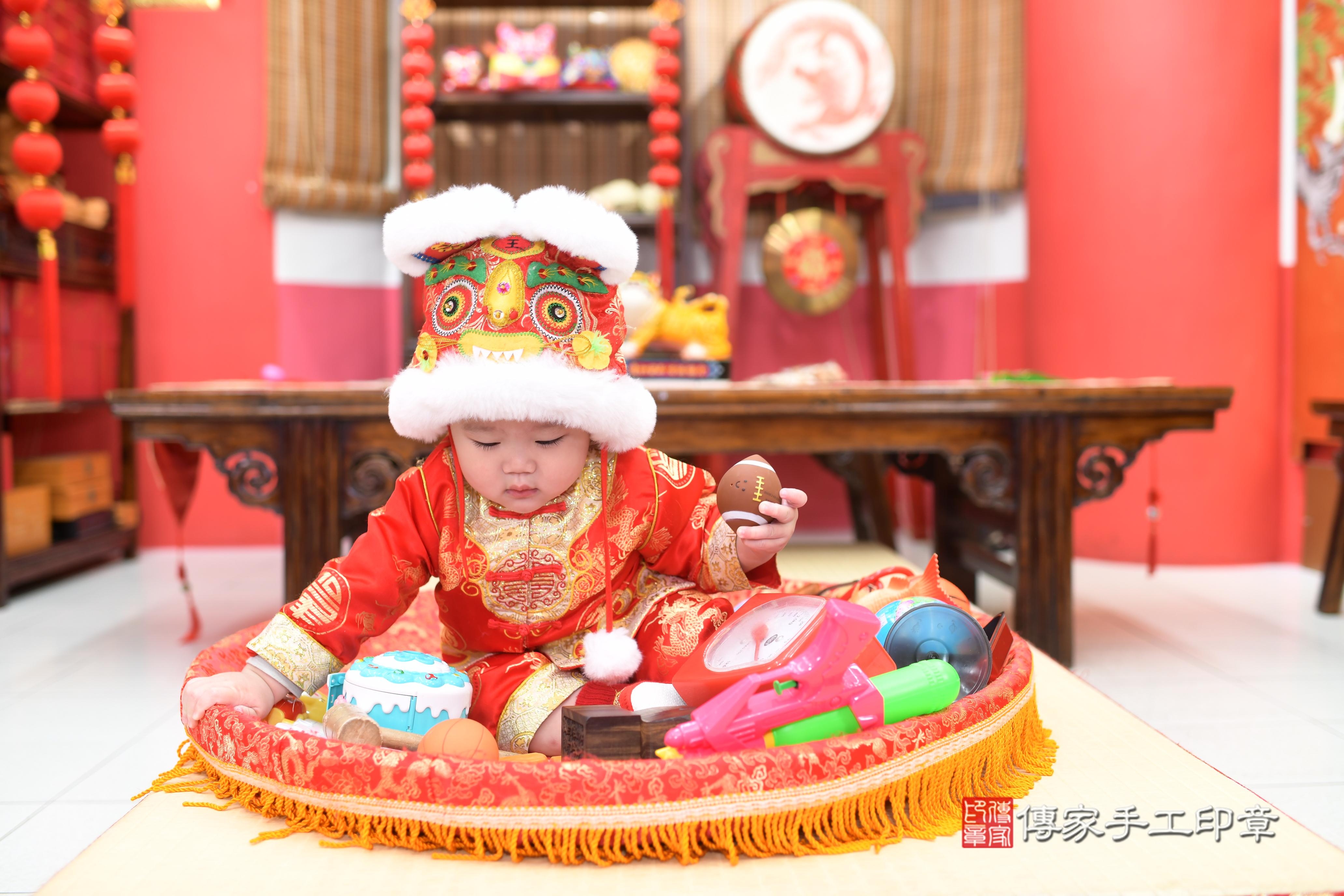 傳家手工印章高雄店、抓周、度脺、中國風會場、傳家嬰兒古禮、吉祥話、抓周道具物品24種、拍照。抓周證書。寶寶抓周、滿周歲、生日快樂、祝福 傳家手工印章高雄店、抓周、度脺、中國風會場、傳家嬰兒古禮、吉祥話、抓周道具物品24種、拍照。抓周證書。寶寶抓周、滿周歲、生日快樂、祝福