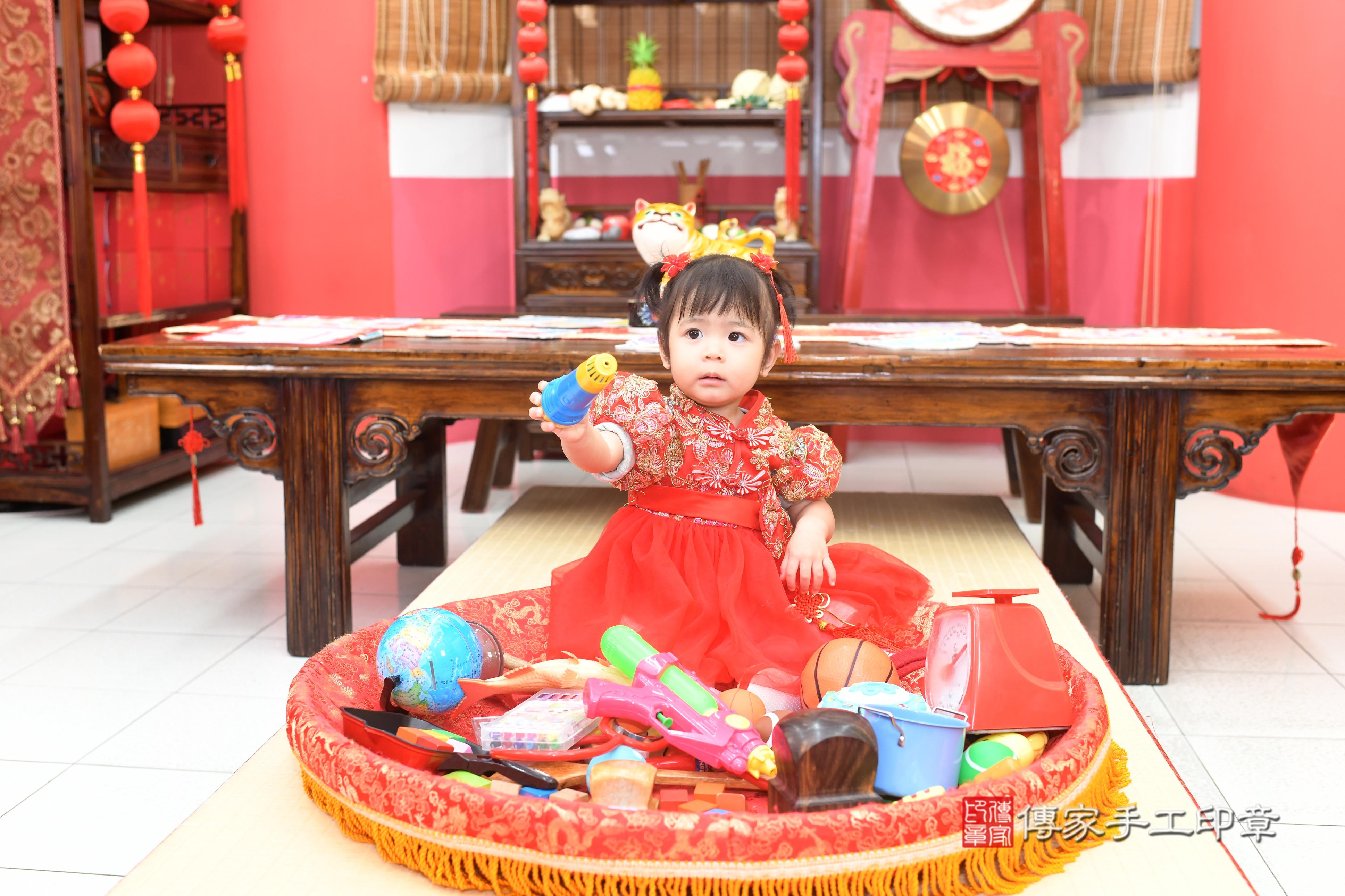 傳家手工印章高雄店、抓周、度脺、中國風會場、傳家嬰兒古禮、吉祥話、抓周道具物品24種、拍照。抓周證書。寶寶抓周、滿周歲、生日快樂、祝福